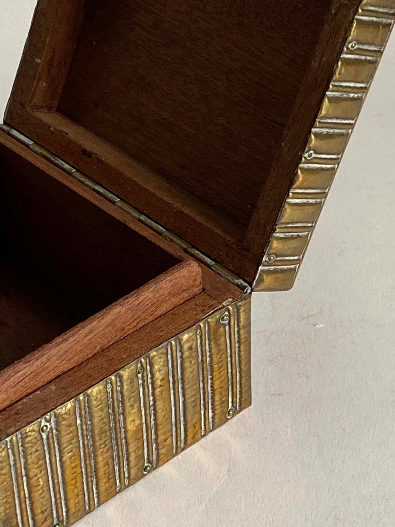 Maravillosa caja de latón sobre madera del diseñador austriaco Karl Hagenauer en venta 5