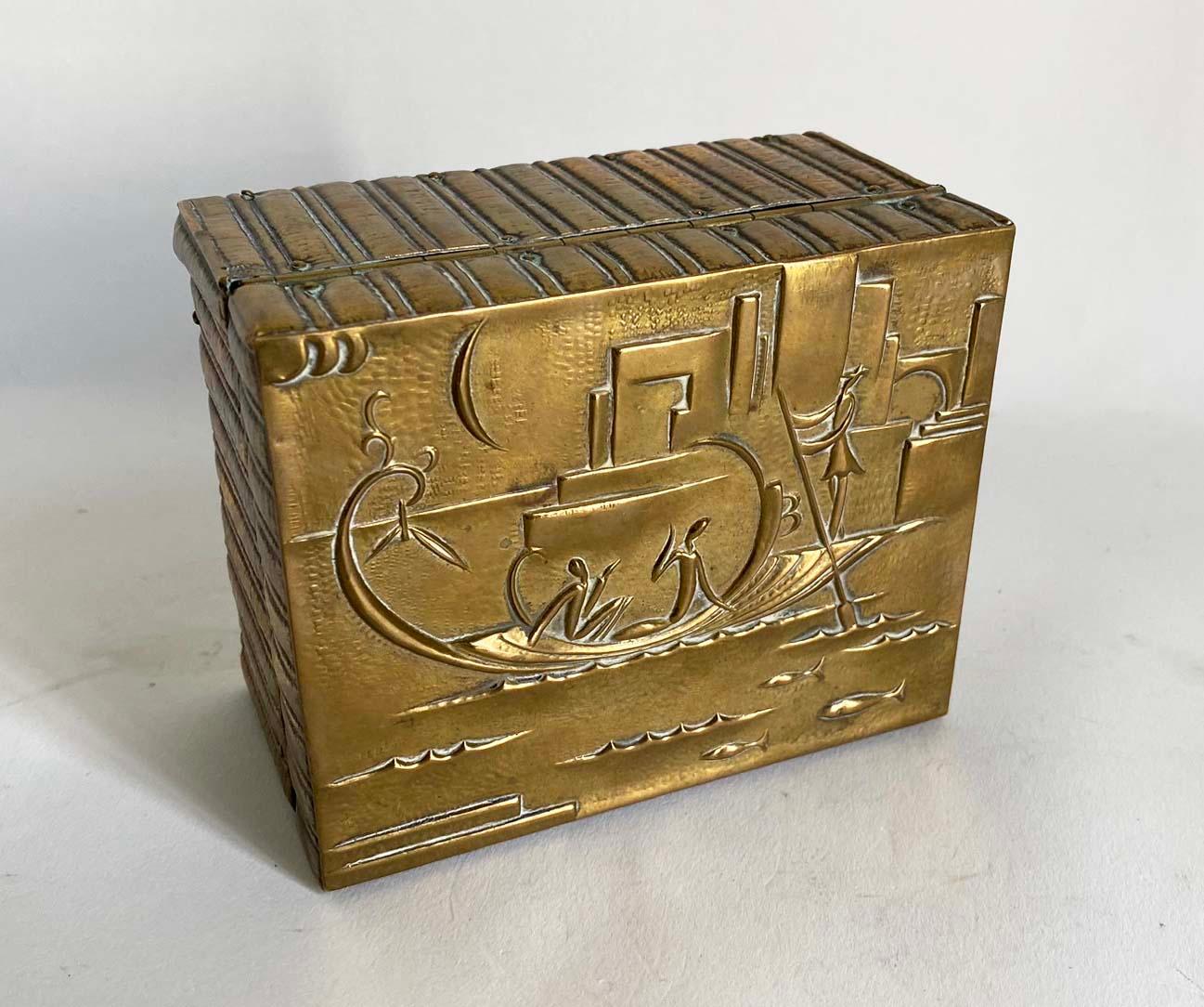 Se trata de una maravillosa y rara pieza del gran diseñador austriaco Karl Hagenauer (1898-1956). La caja, de latón martillado sobre madera, representa una escena típica de la obra de Hagenauer -ver biografía más abajo-. Aunque la caja parece no