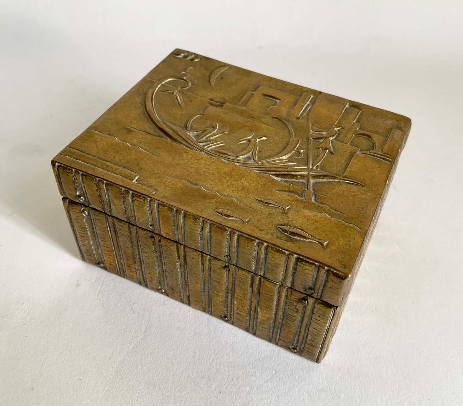 Maravillosa caja de latón sobre madera del diseñador austriaco Karl Hagenauer mediados del siglo XX en venta