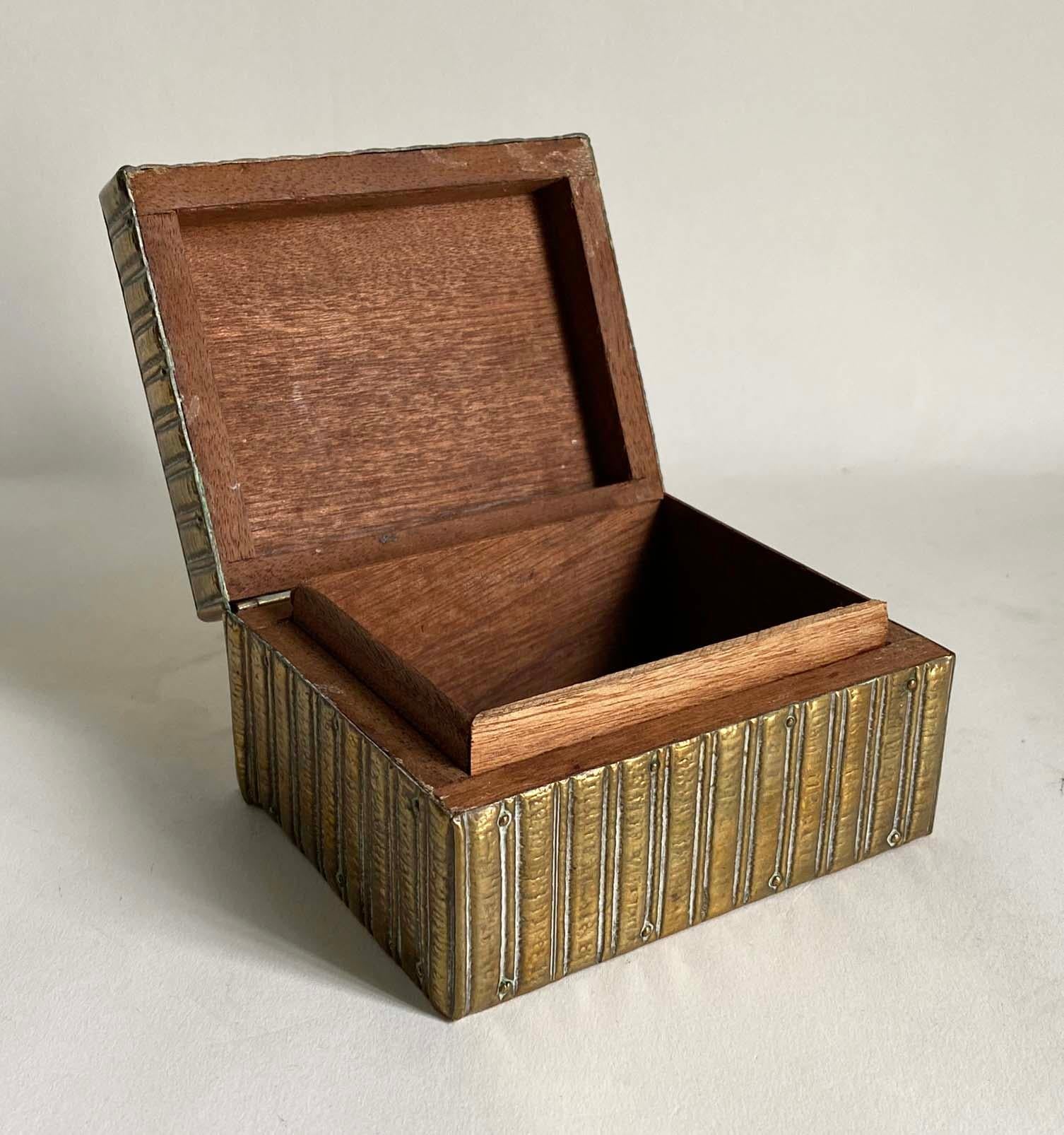 Maravillosa caja de latón sobre madera del diseñador austriaco Karl Hagenauer en venta 1