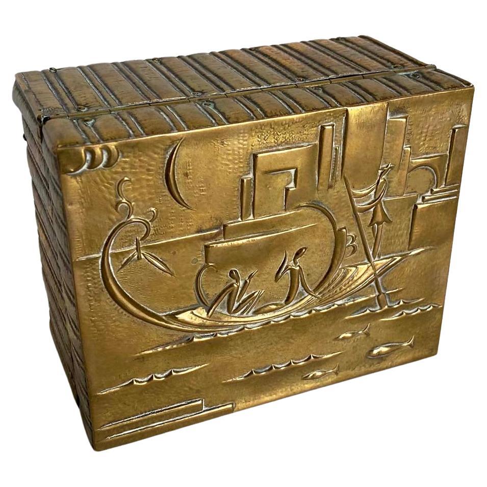 Maravillosa caja de latón sobre madera del diseñador austriaco Karl Hagenauer en venta