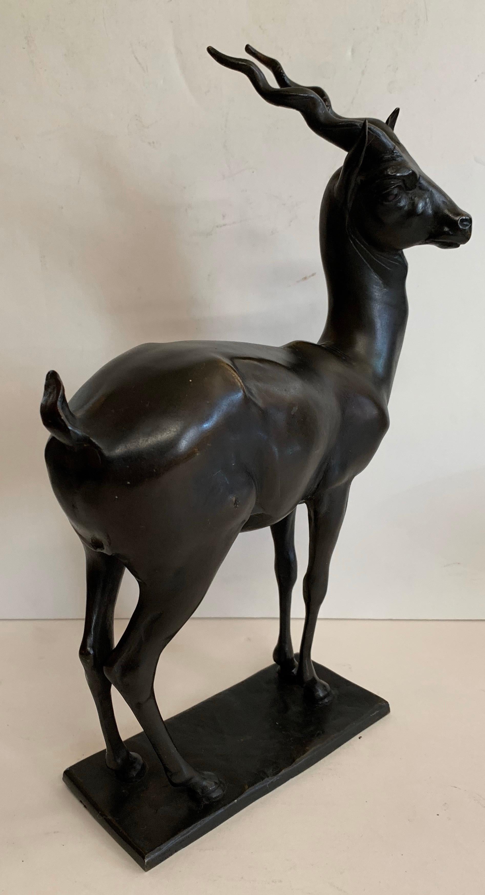 Une merveilleuse sculpture d'antilope en bronze patiné, debout, signée Gorham founders OGLM sur une base rectangulaire.