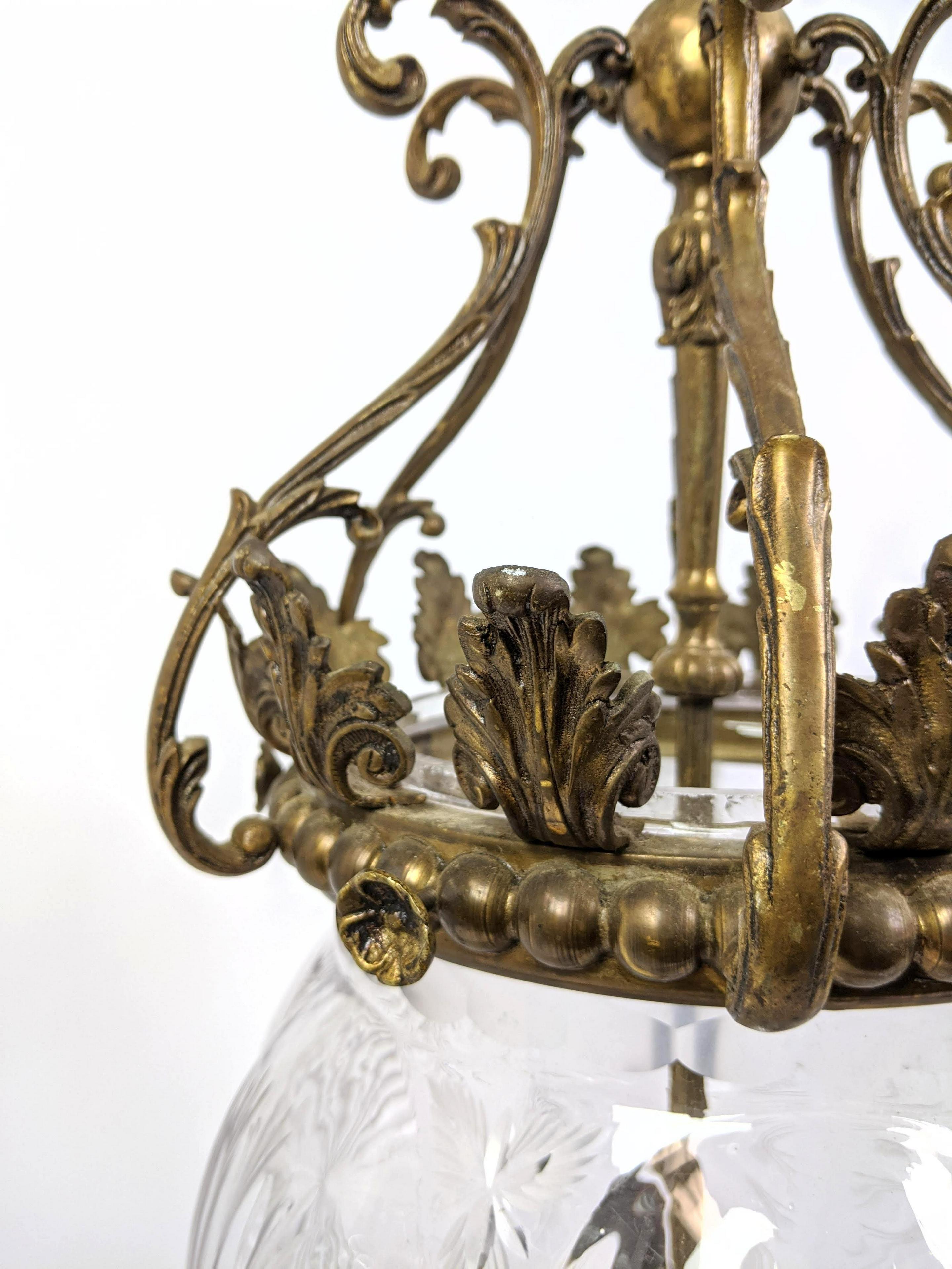 Merveilleuse lanterne suspendue en cristal taillé en bronze pour lustre suspendu Bon état - En vente à Roslyn, NY