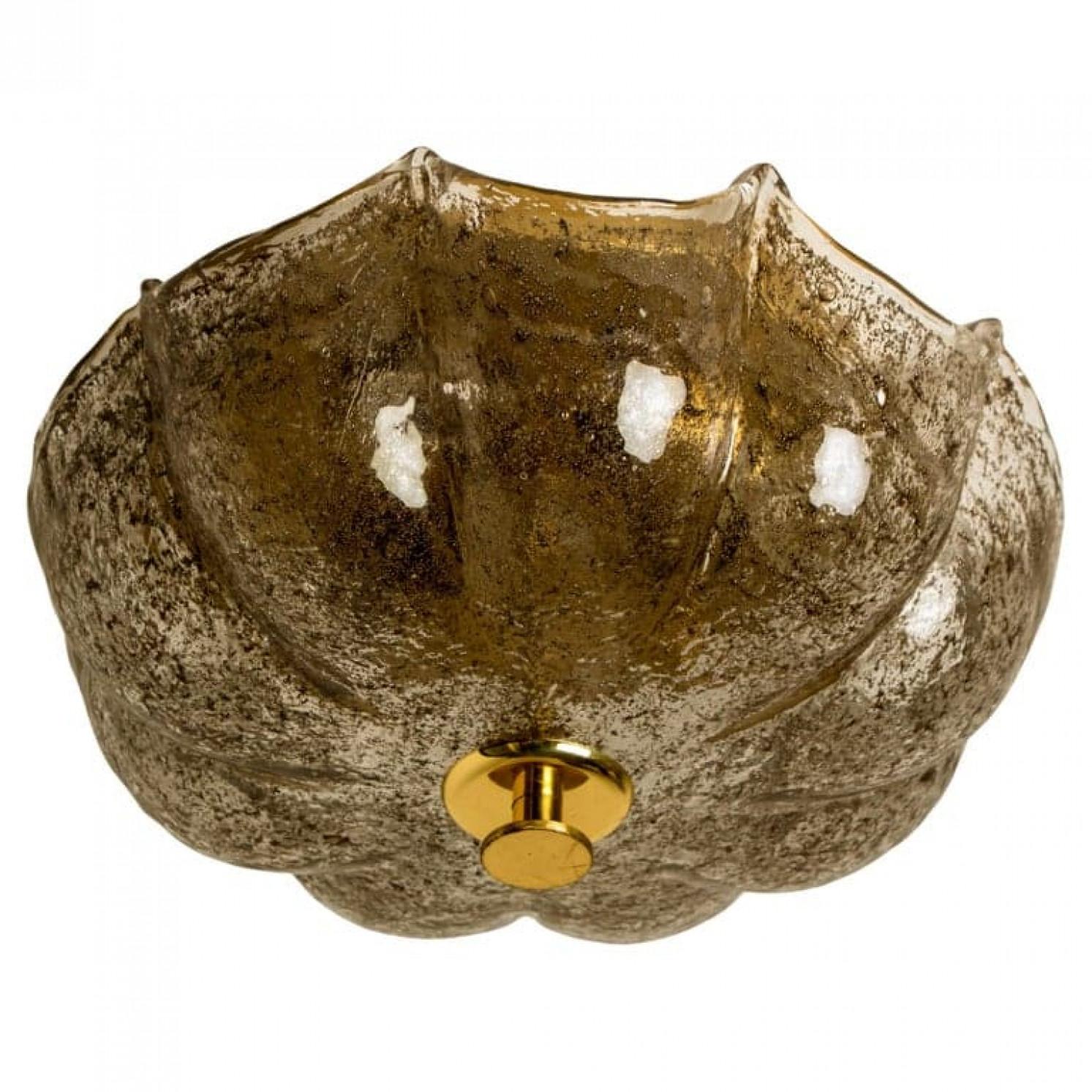 Eine seltene, wunderschöne und stilvolle Deckenleuchte, hergestellt in Deutschland, 1960er Jahre, mit einer handgefertigten dicken rauchgrauen Eisglasplatte in der Mitte. Mit weiß gefärbter Rückwand. Ein außergewöhnliches Design!
Diese Leuchten sind