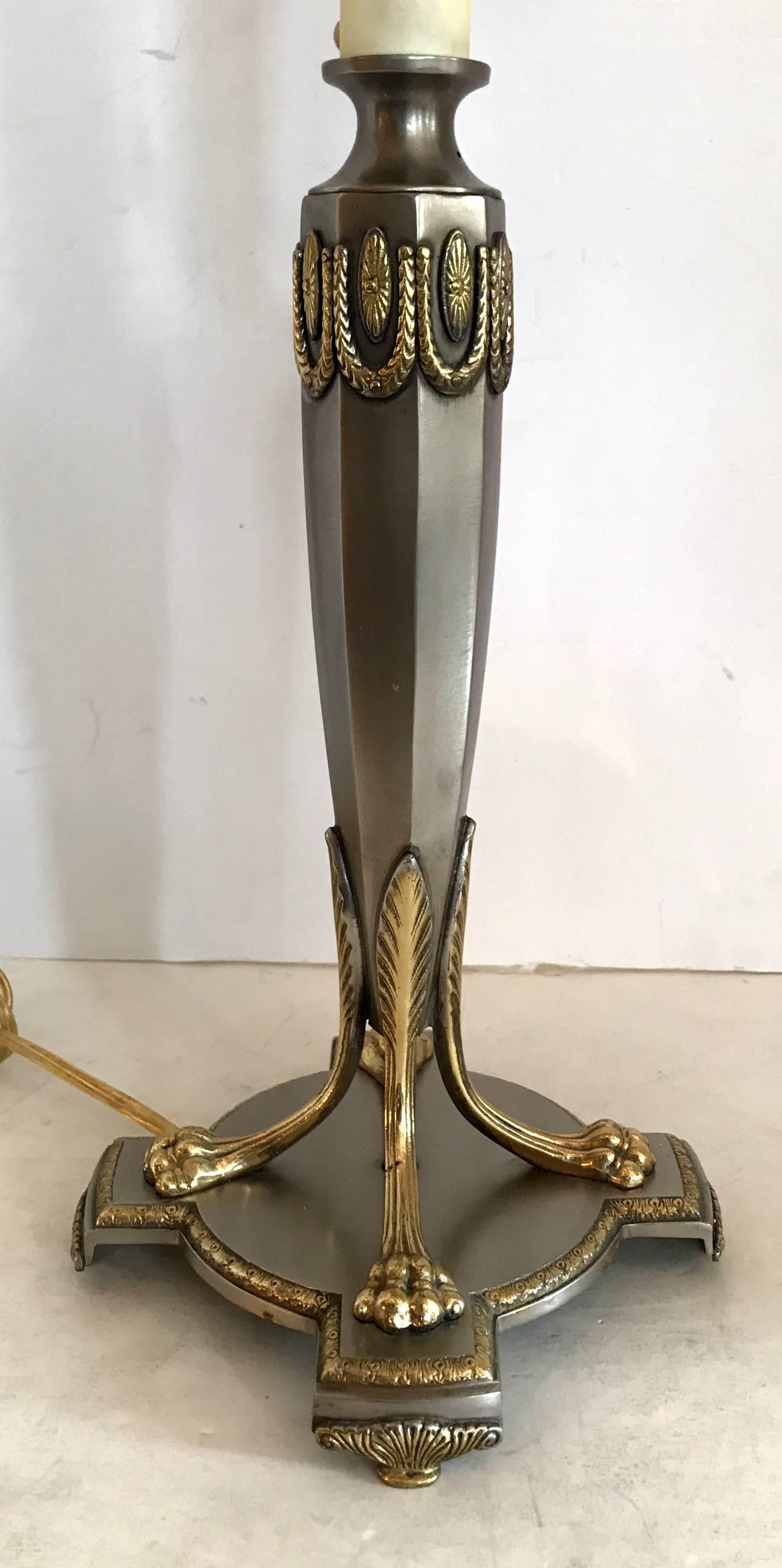 Merveilleuse lampe en bronze doré et argent brossé de style néoclassique / régence à pied de patte à la manière d'E.F. Caldwell avec épi de faîtage, refait à neuf et prêt à être utilisé.