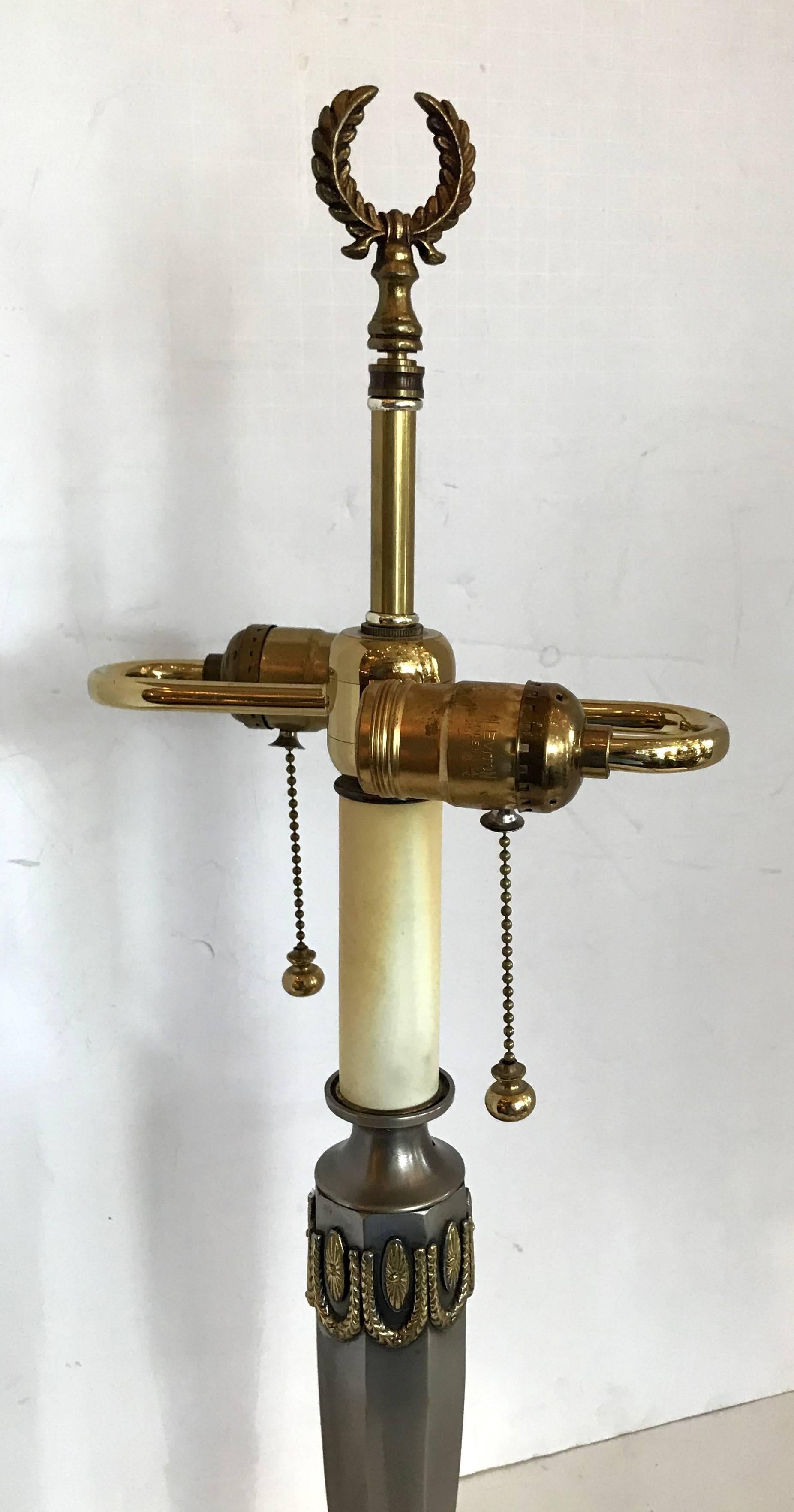 Néoclassique Merveilleuse lampe Caldwell néoclassique Regency à pied patte en nickel brossé et bronze doré en vente