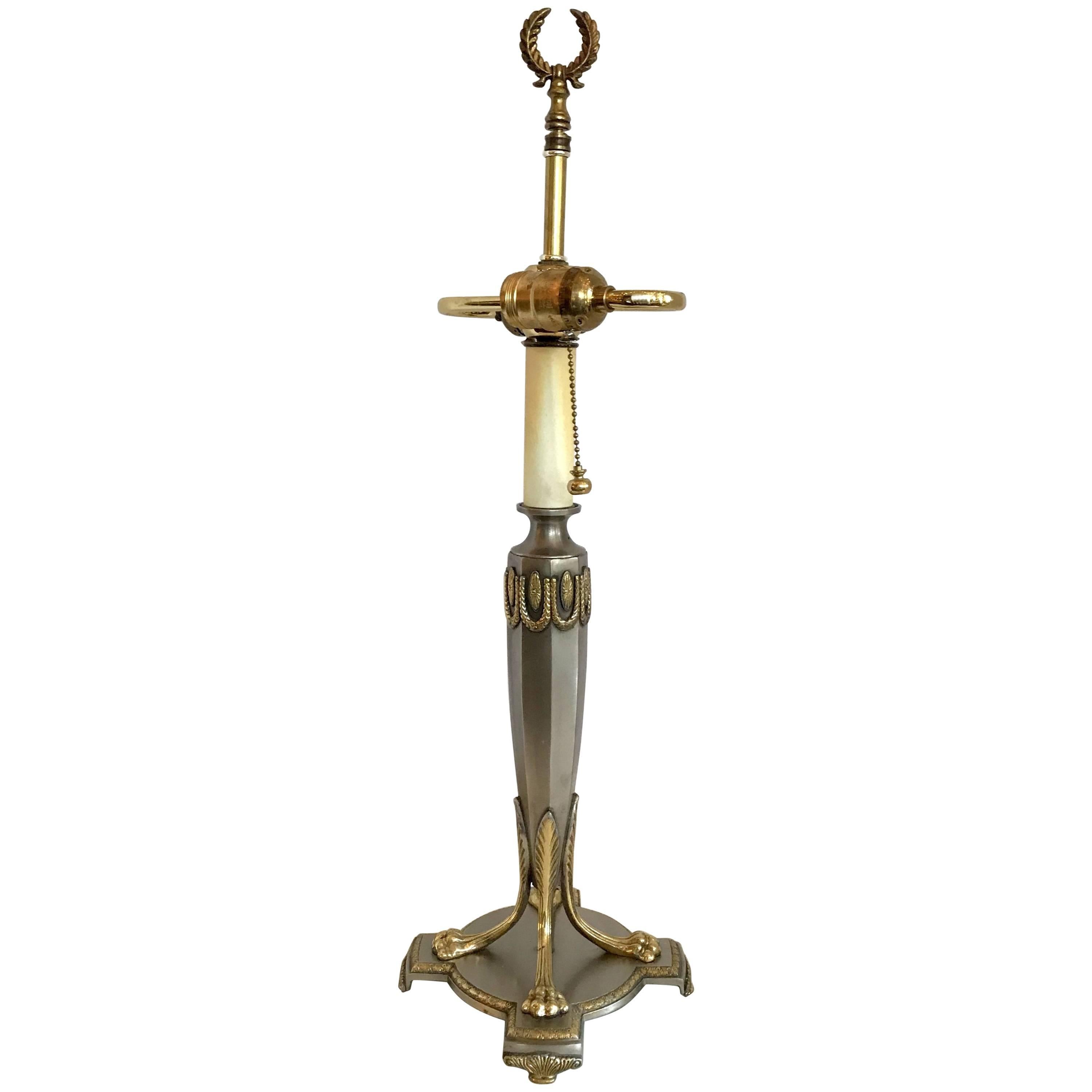 Merveilleuse lampe Caldwell néoclassique Regency à pied patte en nickel brossé et bronze doré