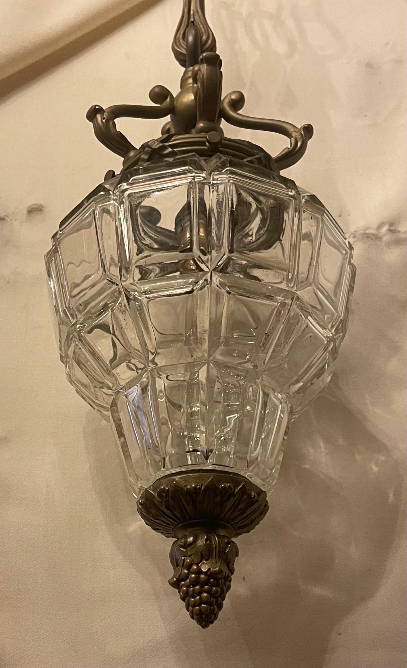 Wonderful Caldwell Bronze Tassel Beveled Panel Glass Lantern Fixture Pendent In Good Condition For Sale In Roslyn, NY