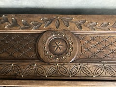 Magnifique bibliothèque provinciale française en châtaignier sculpté de Bretagne