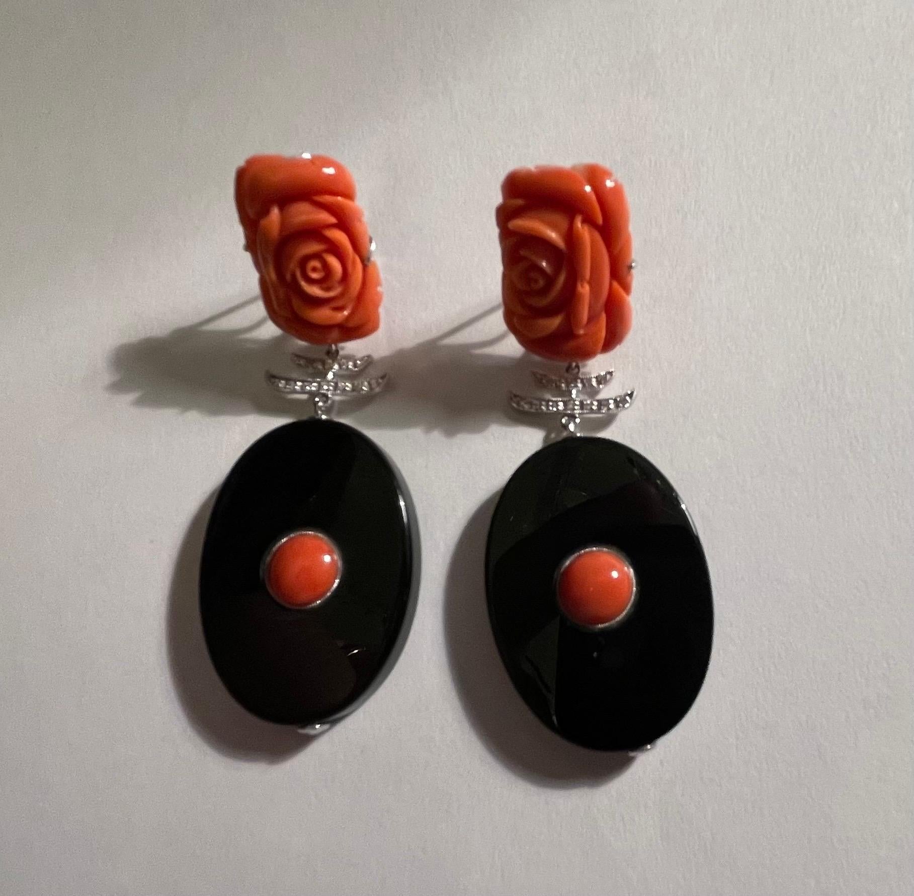 Merveilleuse fleur de corail sculptée et sertie de diamants sur or blanc 750 (18K), menant à une paire de boucles d'oreilles ovales en jadéite noire avec centre en corail, de style Chinoiserie.