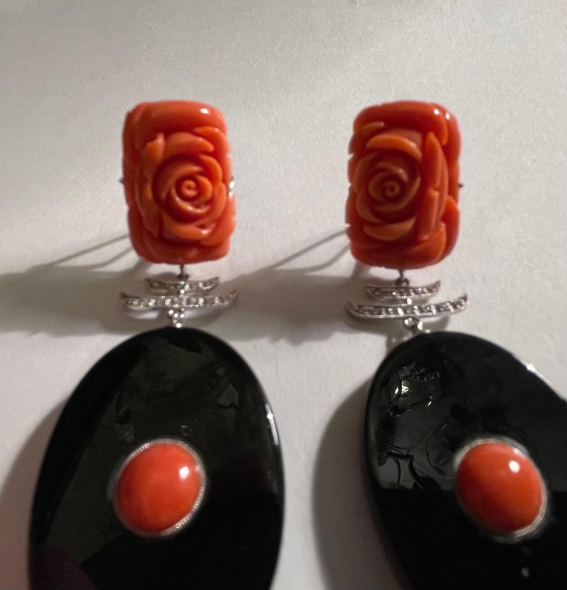 Chinoiseries Merveilleuse paire de boucles d'oreilles Corail sculpté Diamant Or blanc 18K Jadeite noire Dangle en vente