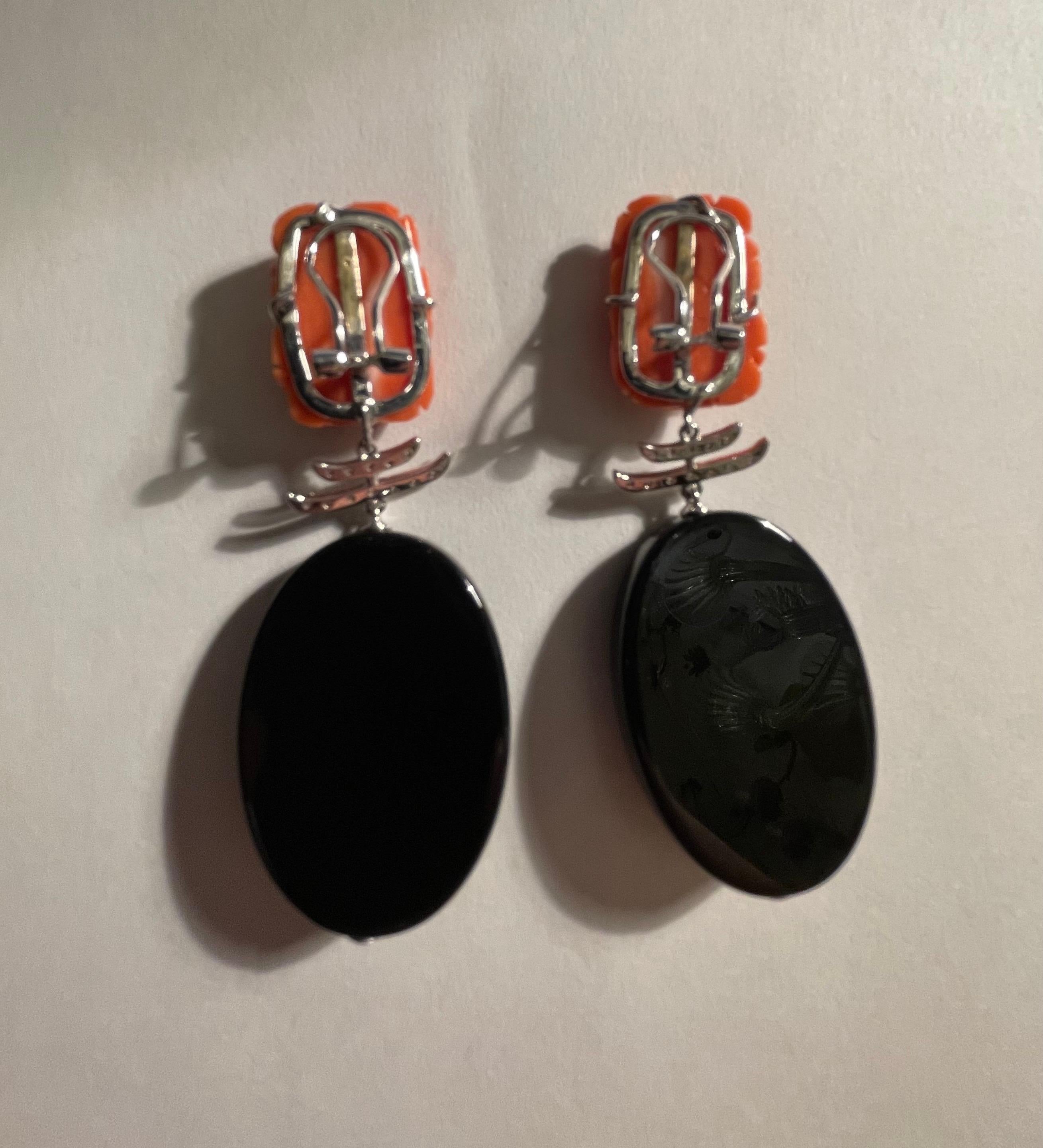 Merveilleuse paire de boucles d'oreilles Corail sculpté Diamant Or blanc 18K Jadeite noire Dangle Bon état - En vente à Roslyn, NY
