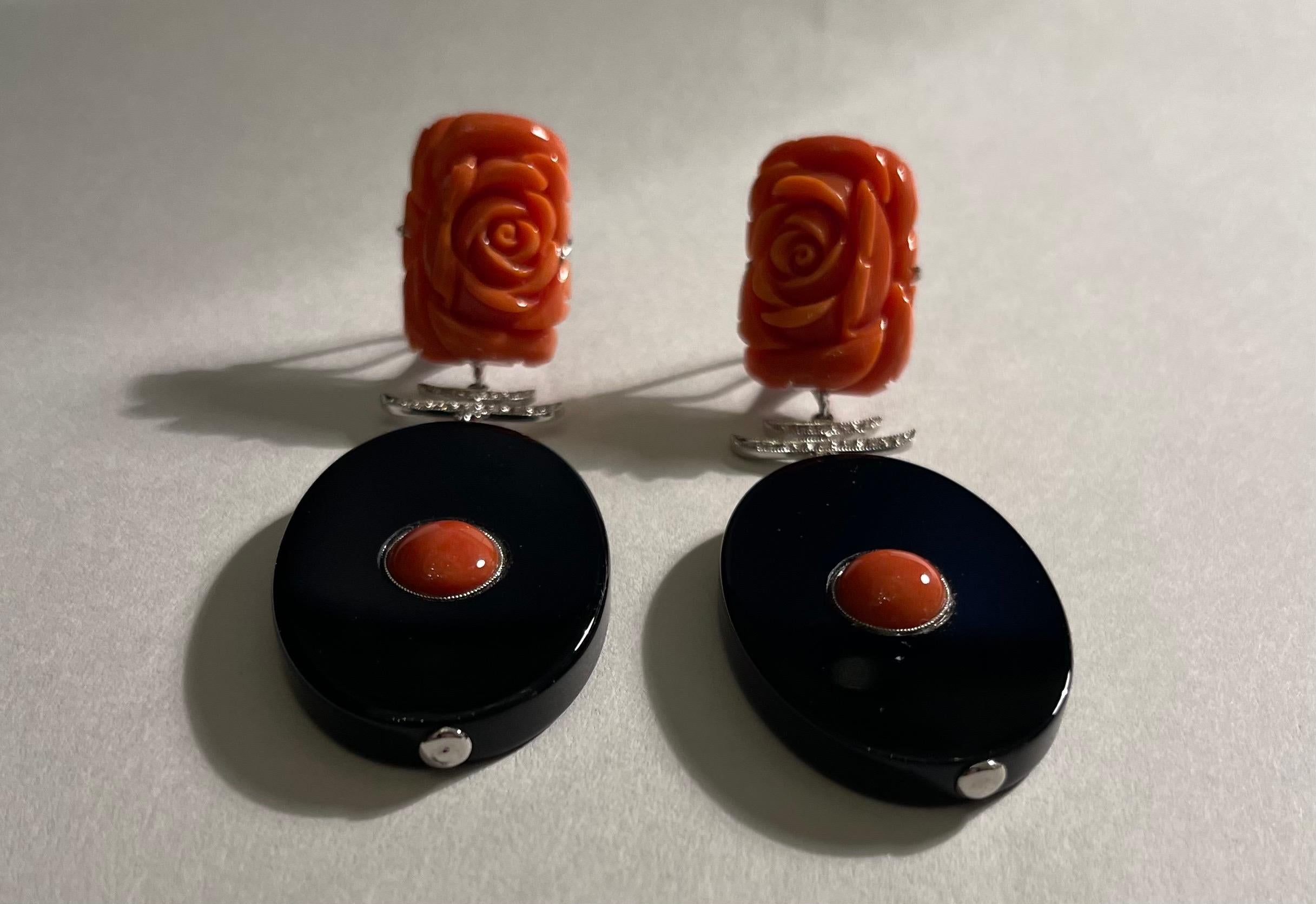 Merveilleuse paire de boucles d'oreilles Corail sculpté Diamant Or blanc 18K Jadeite noire Dangle en vente 1