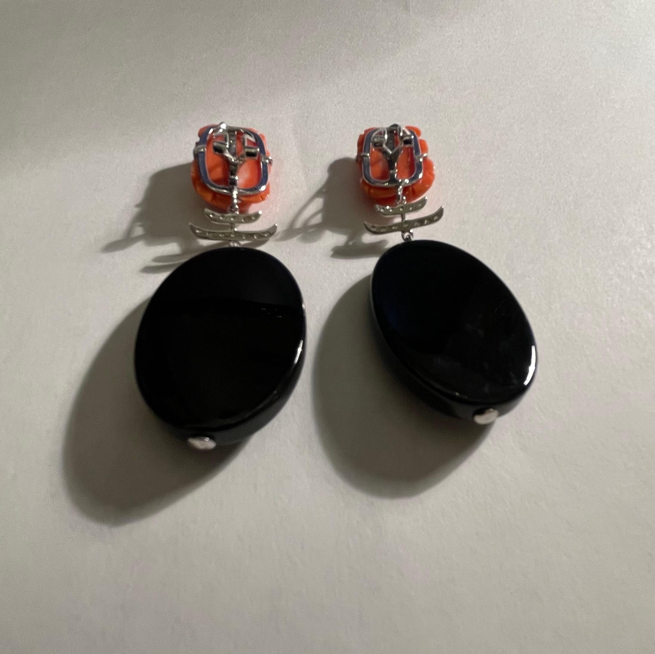Merveilleuse paire de boucles d'oreilles Corail sculpté Diamant Or blanc 18K Jadeite noire Dangle en vente 2