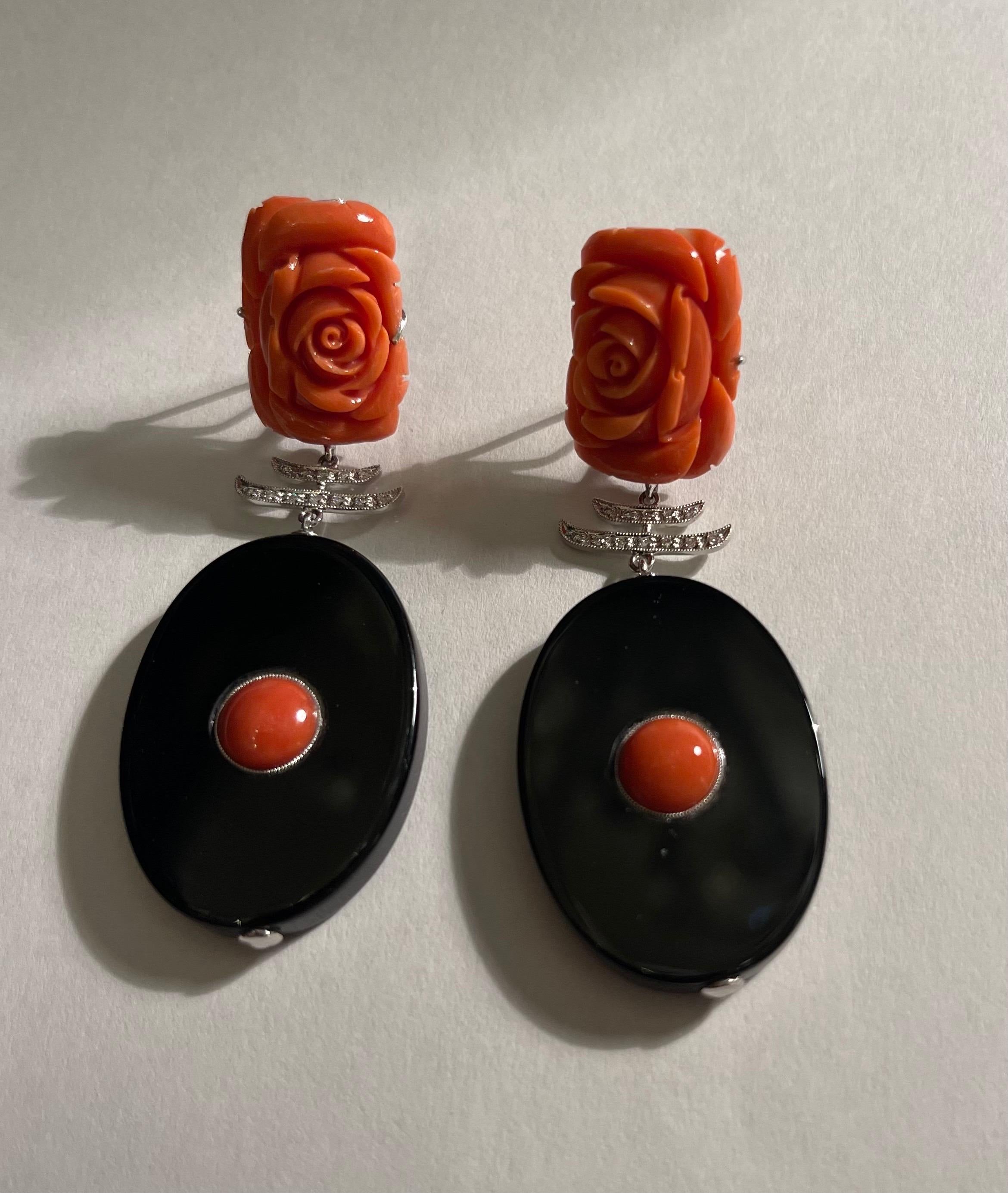 Merveilleuse paire de boucles d'oreilles Corail sculpté Diamant Or blanc 18K Jadeite noire Dangle en vente 3