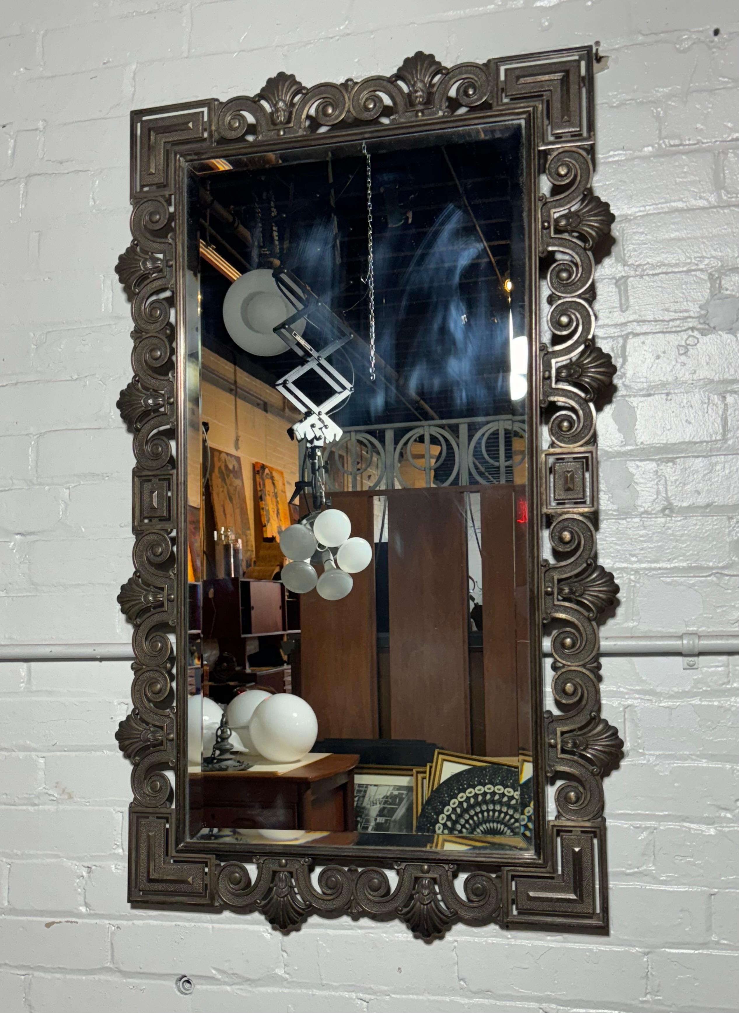 Meraviglioso metallo fuso (forse alluminio)? Specchio da parete in vetro smussato Art Deco Mirror / Italia. Bella patina di bronzo, specchio originale in vetro smussato, Can può risalire agli anni '30? Consegna a mano disponibile  a New York City o