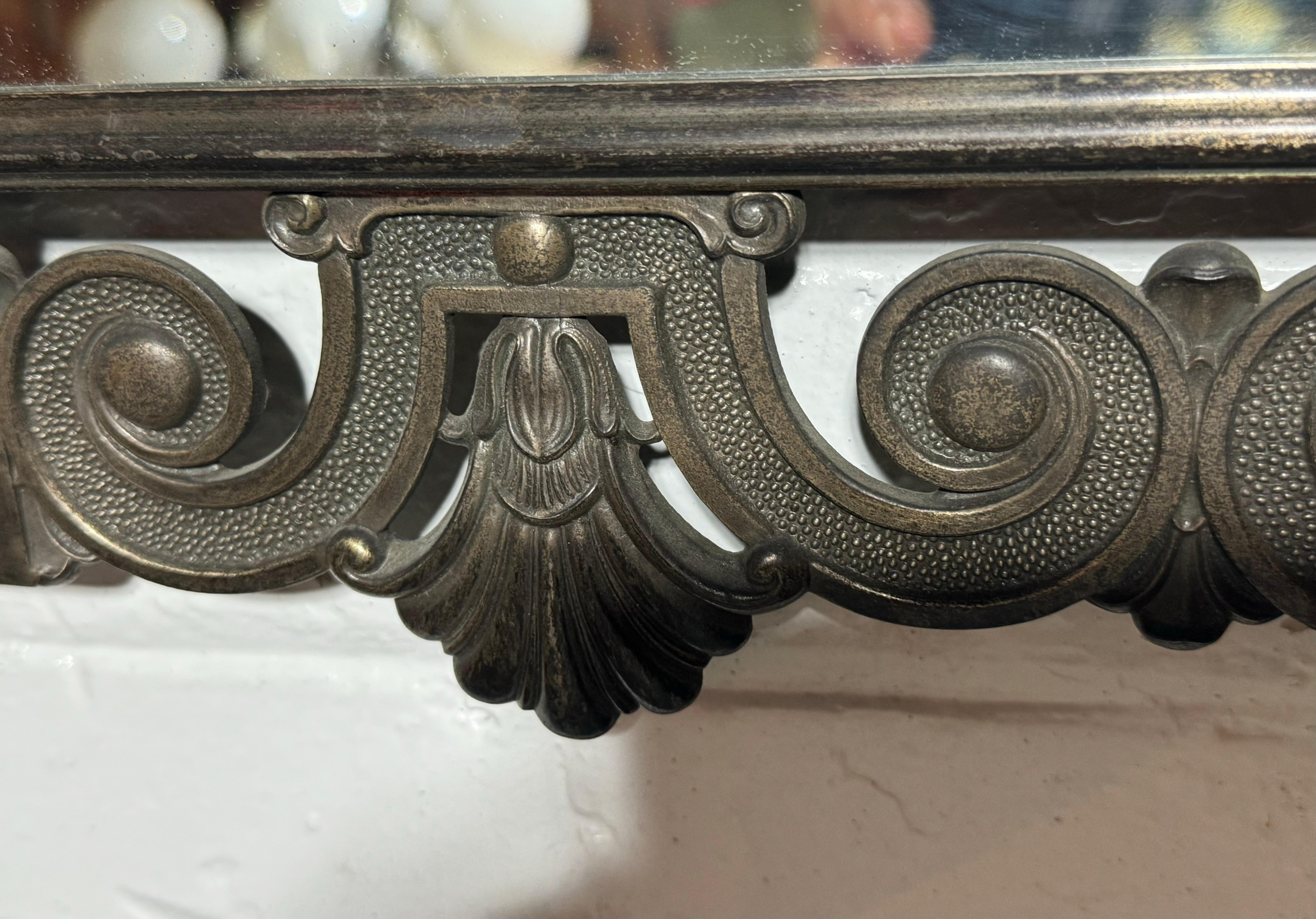 Metà XX secolo Meraviglioso specchio da parete in metallo fuso in stile Art Déco con vetro smussato / Italia in vendita