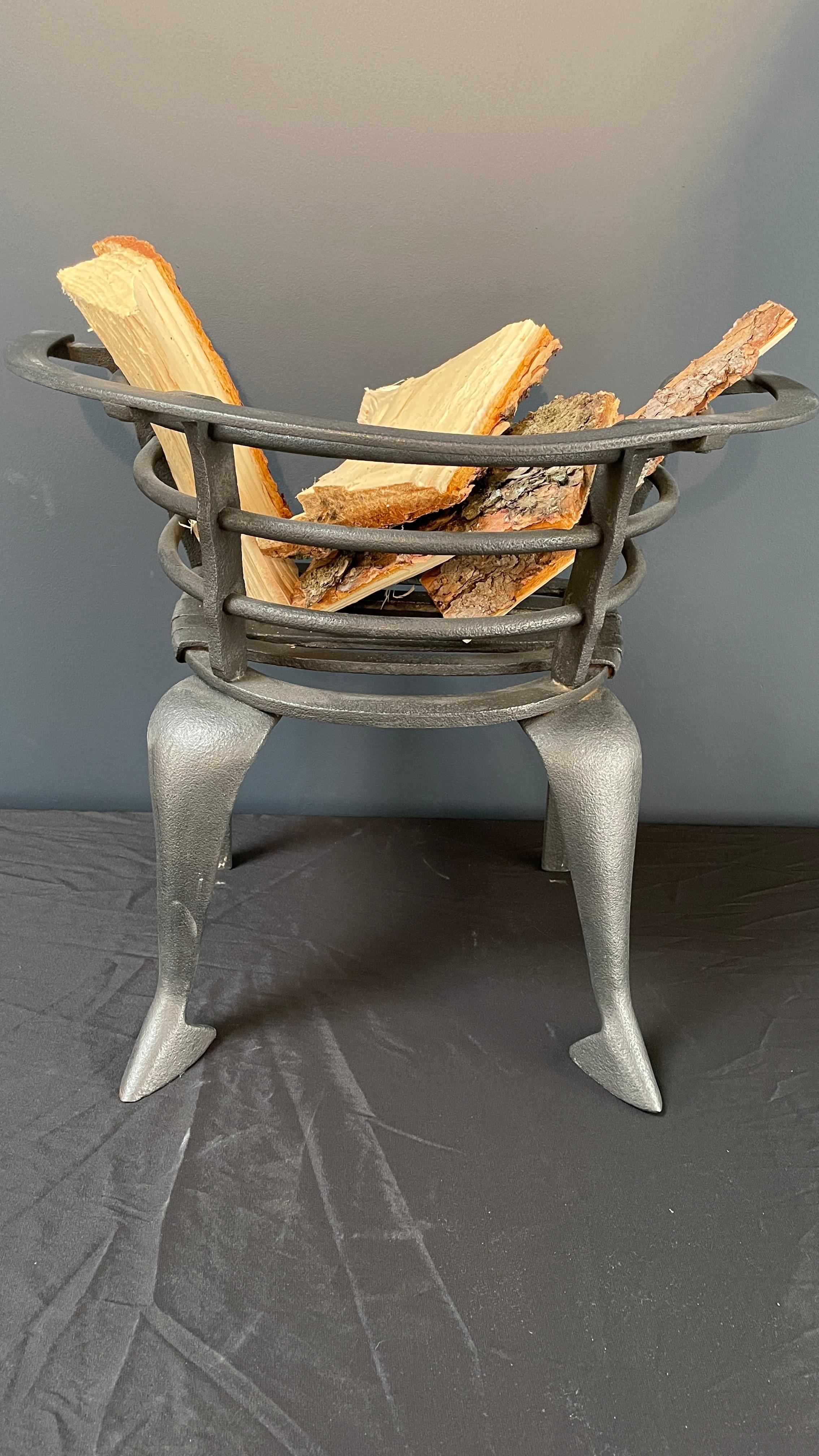 Fer forgé Merveilleuse grille de cheminée en fonte et fer forgé en vente