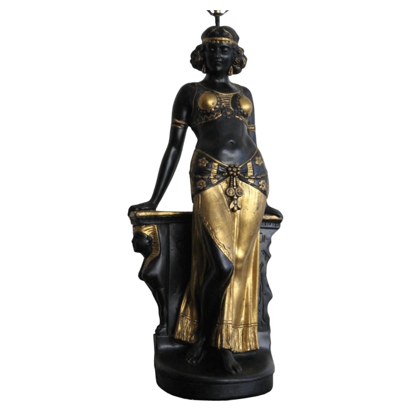 Merveilleuse lampe de table en céramique représentant une femme égyptienne en vente