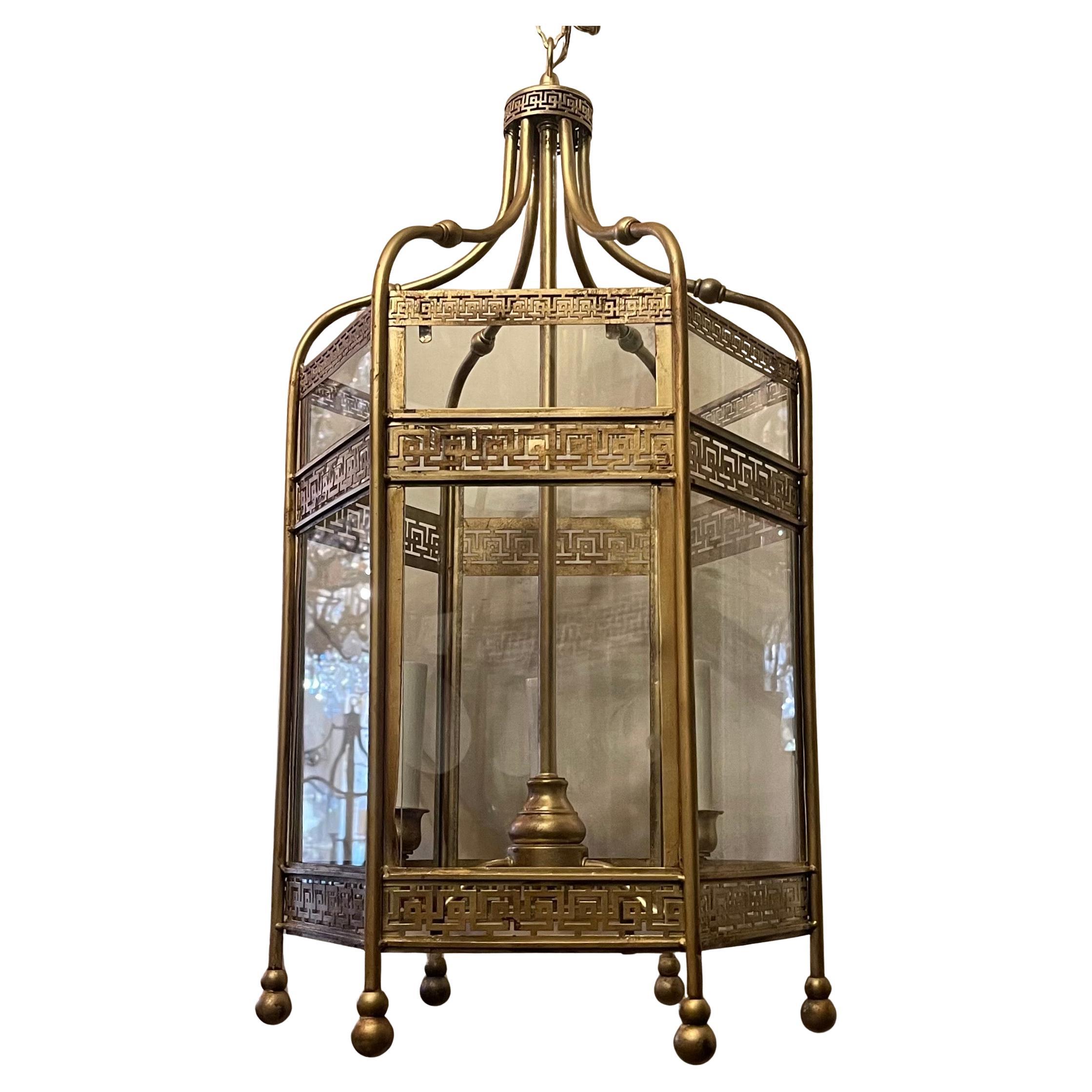 Merveilleuse Chinoiserie Pagode Octogonale dorée Lanterne pendante avec 3 Candélabres internes 