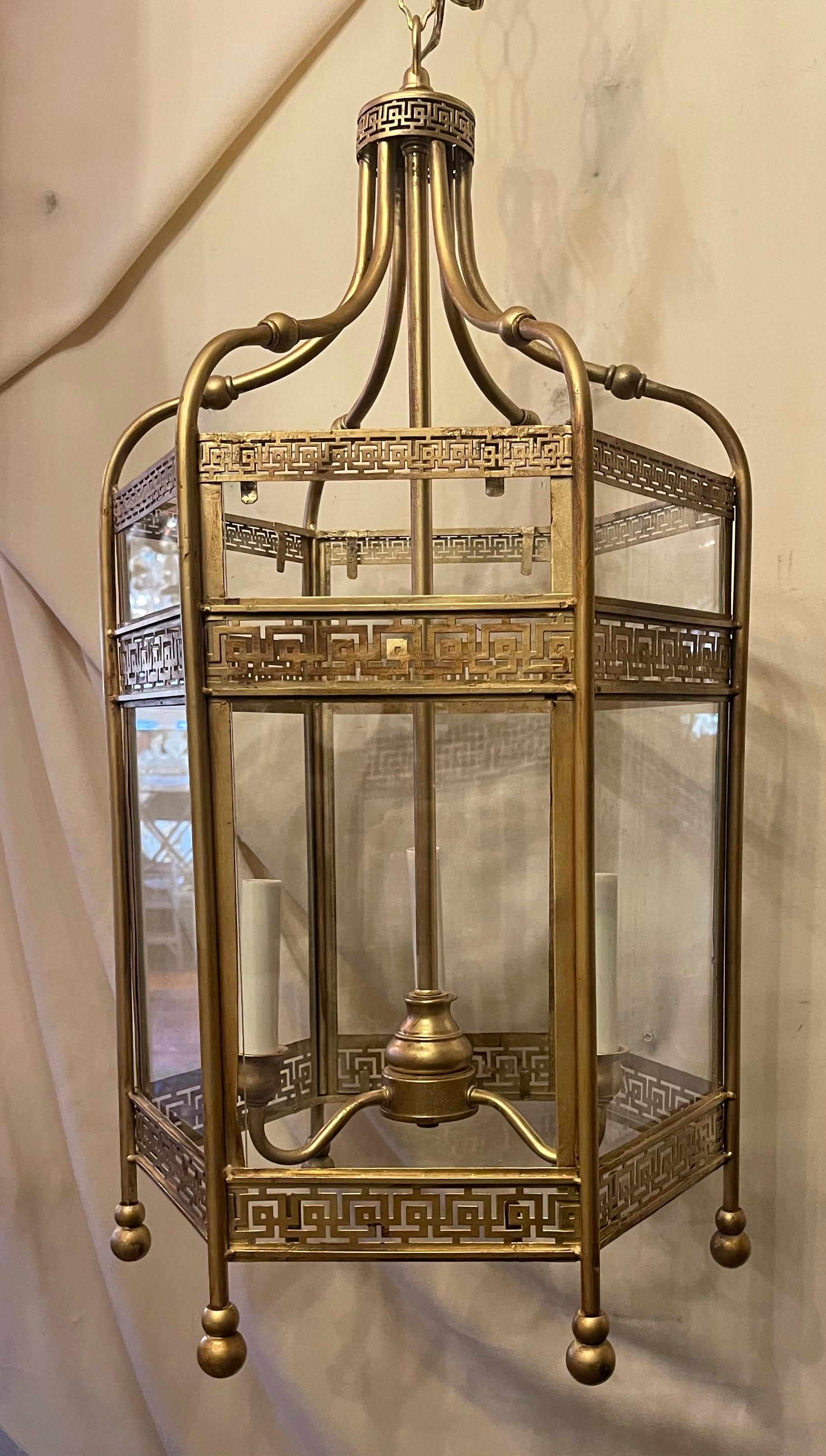 Doré Merveilleuse lanterne suspendue pagode octogonale chinoiseries en or doré en vente
