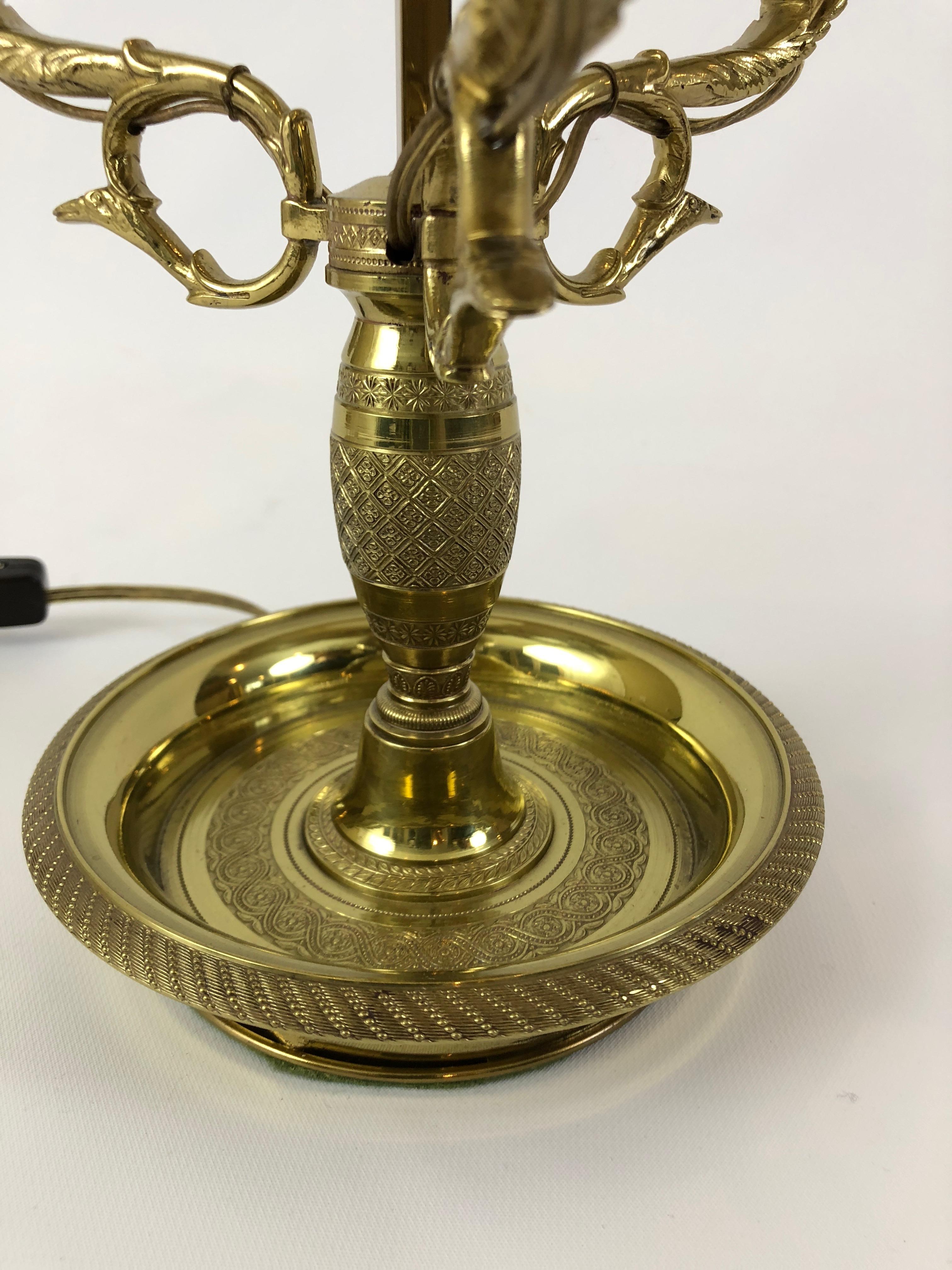 Milieu du XXe siècle Merveilleuse lampe bouillotte classique française avec abat-jour en étain en vente