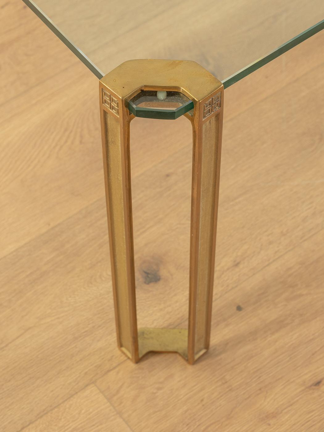 Laiton Merveilleuse table basse modèle T 24, Peter Ghyczy en vente