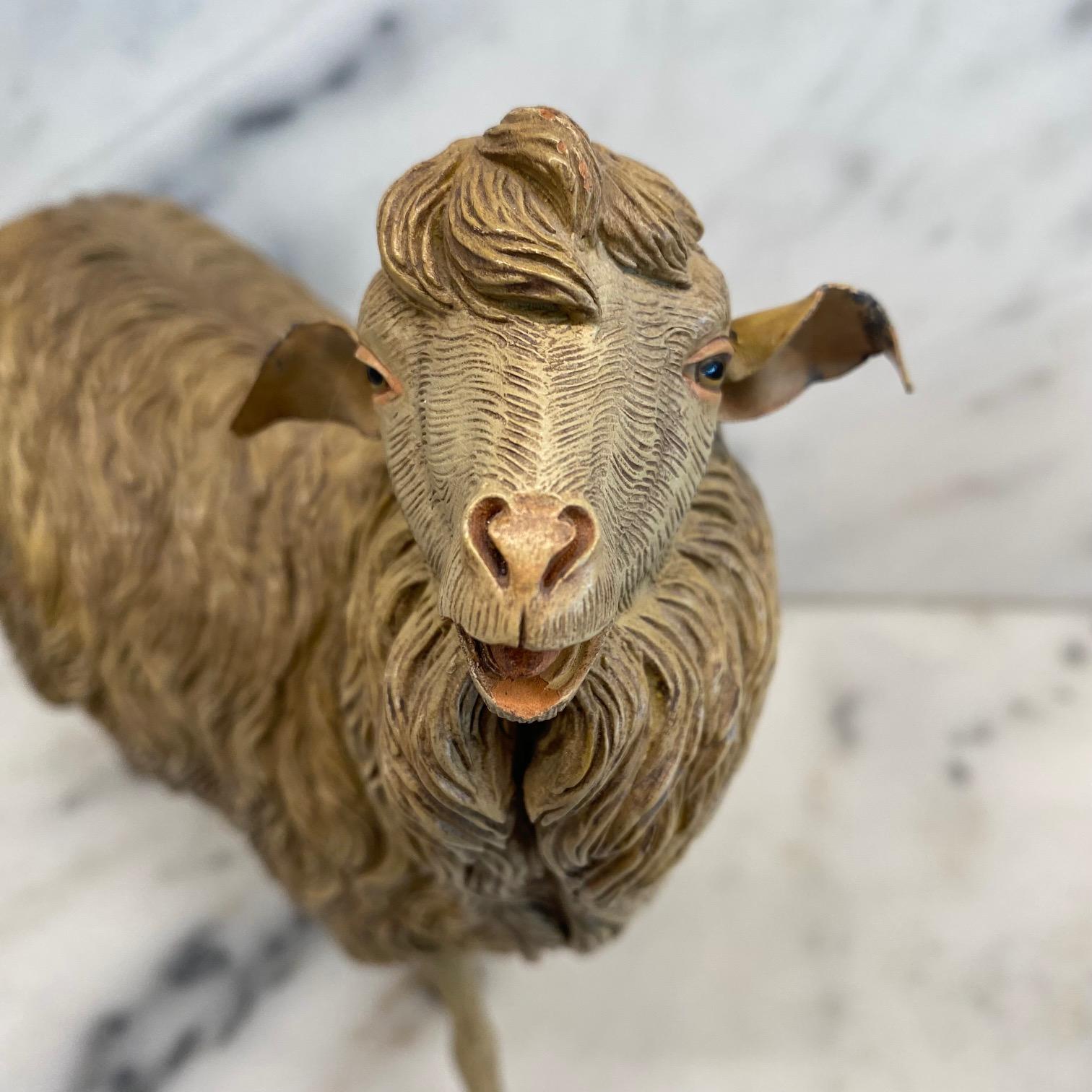 Statua di pecora inglese in piedi in bronzo dipinto, simile a quelle del Metropolitan Museum of Art - un'opera d'arte accattivante che cattura magnificamente l'essenza di una pecora con il suo lungo e fluente pelo. Realizzata in Inghilterra con una