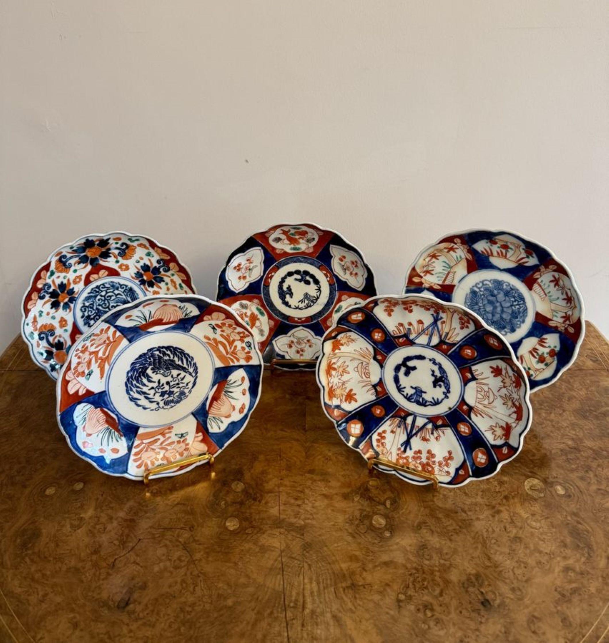 Ceramica Meravigliosa collezione di cinque antichi piatti imari giapponesi in vendita