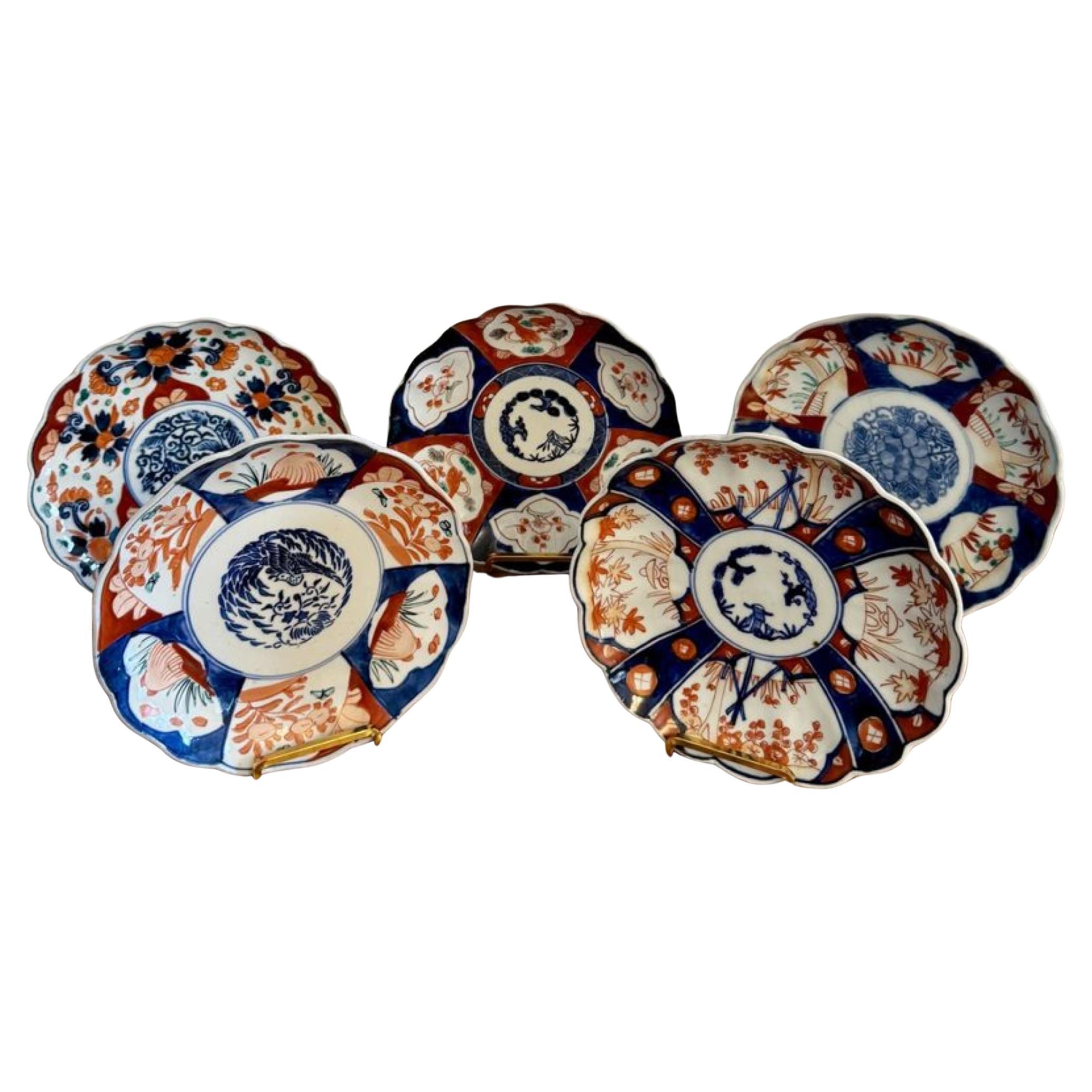 Meravigliosa collezione di cinque antichi piatti imari giapponesi