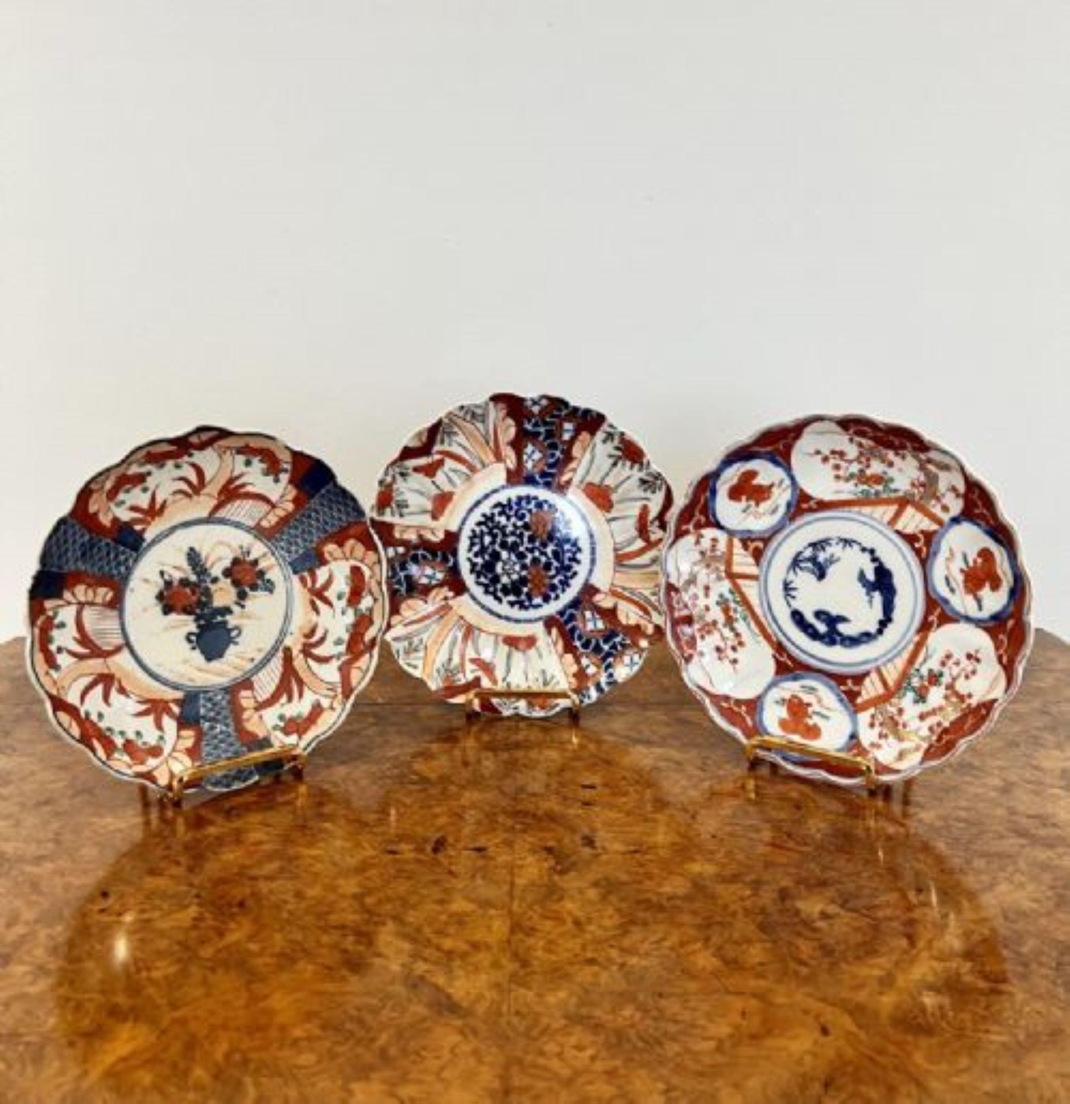 Wonderful collection of three antique Japanese imari plates In Good Condition For Sale In Ipswich, GB