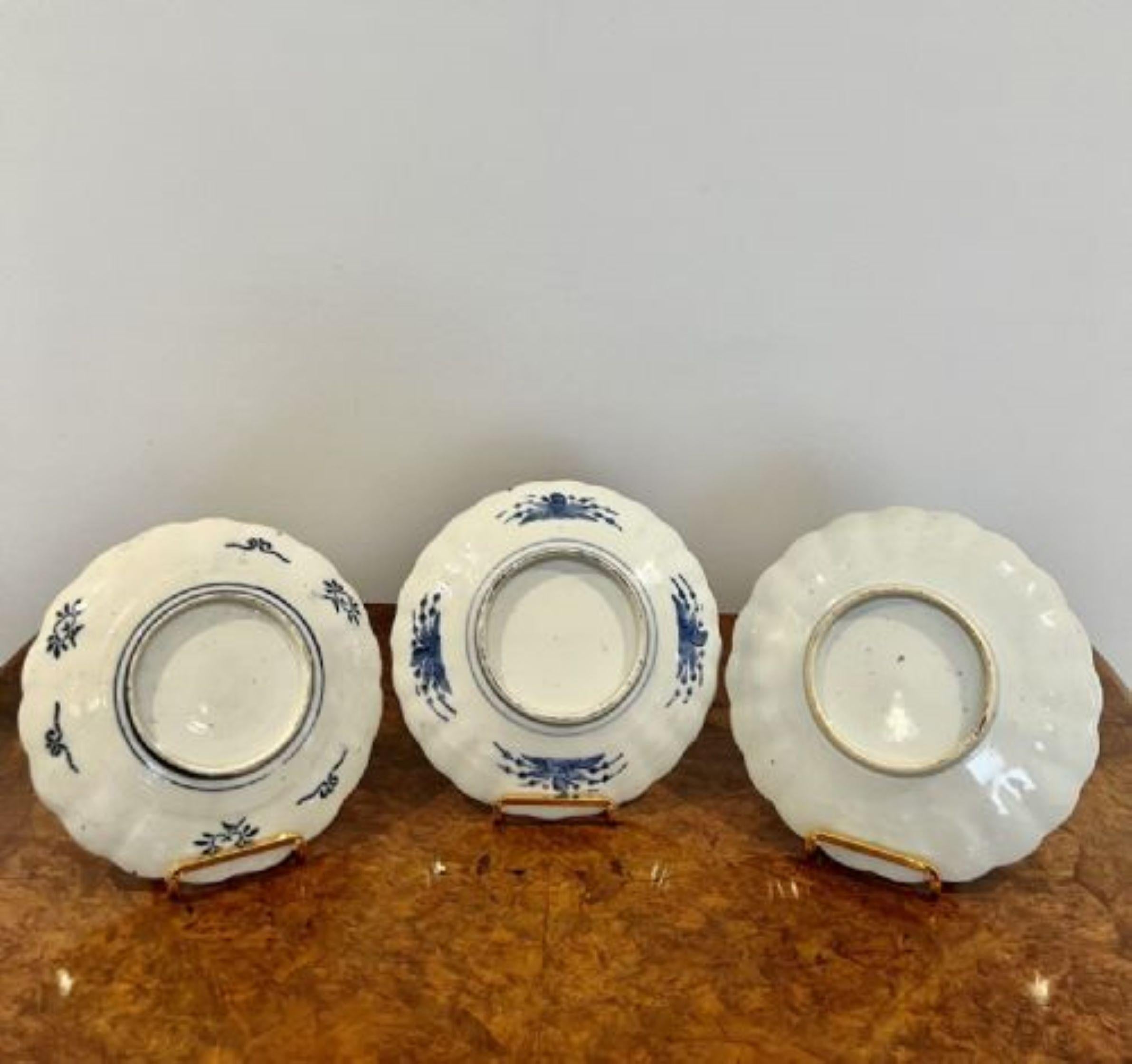 Wonderful collection of three antique Japanese imari plates For Sale 1