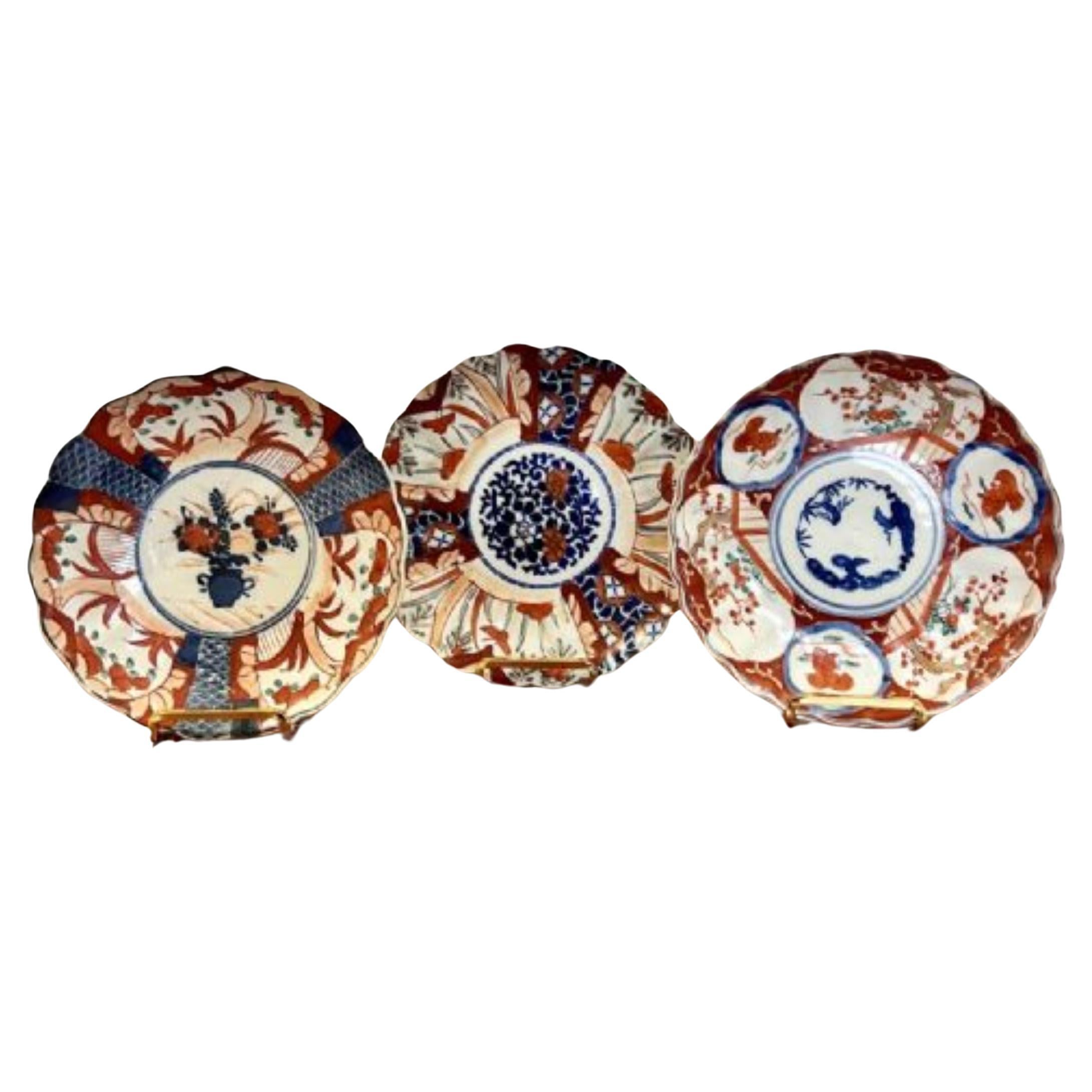 Splendida collezione di tre antichi piatti imari giapponesi
