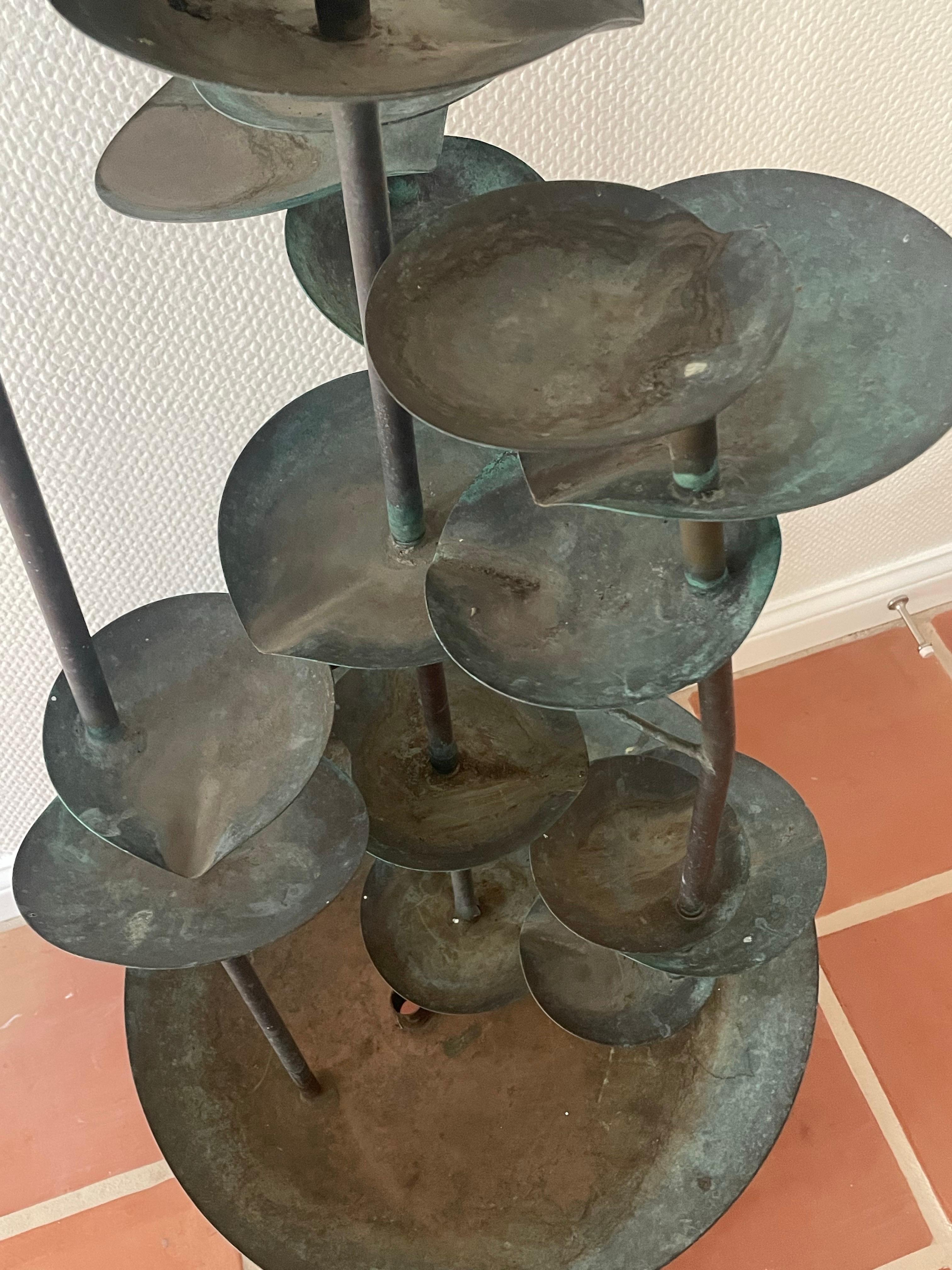 Il s'agit d'une superbe fontaine sculpturale en cuivre Verdi gris à feuilles.   Un excellent complément à tout jardin  