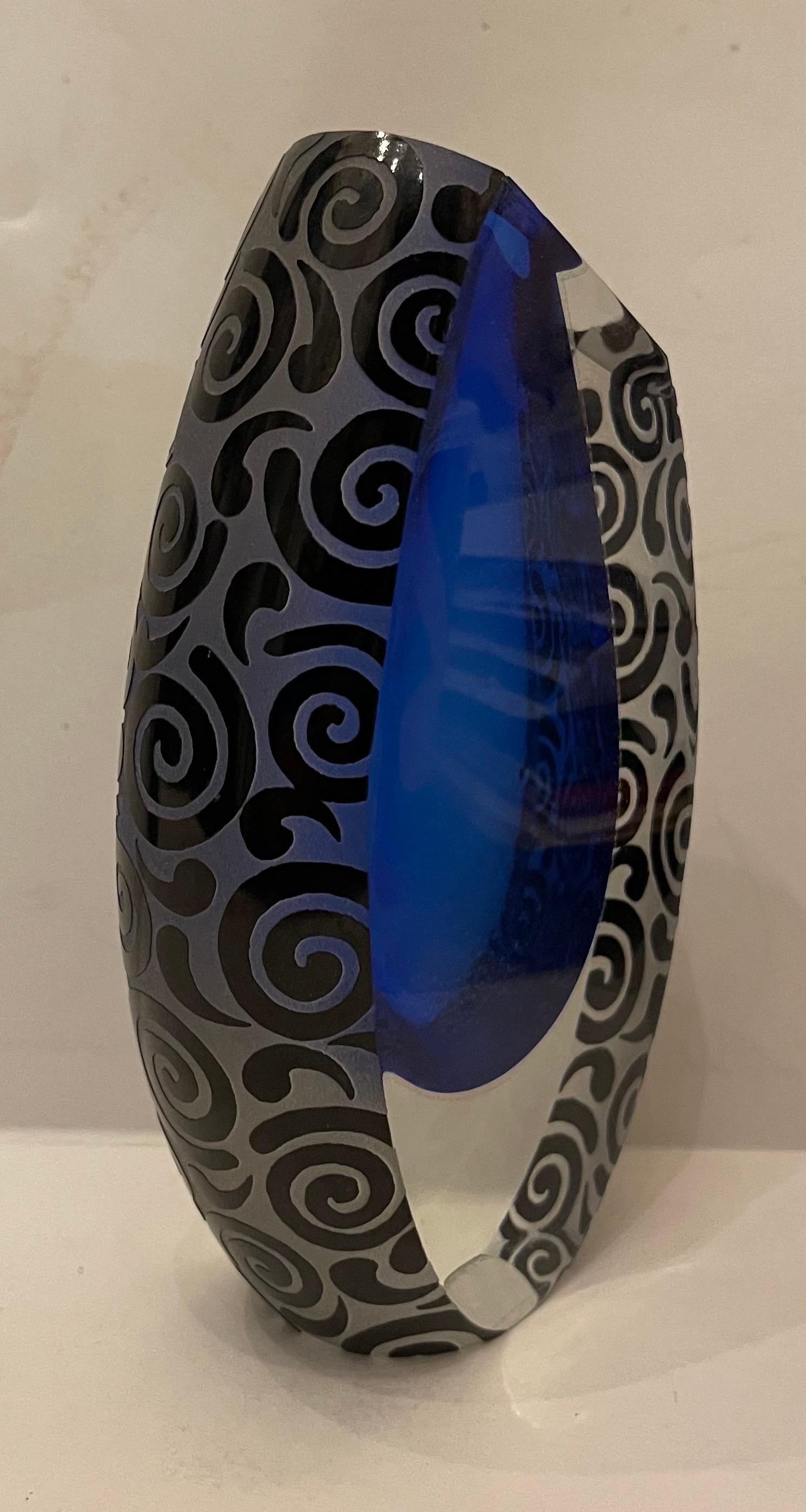 Merveilleux verre d'art Correia bleu cobalt noir Tuxedo gravé VASE moderne 8034 LA