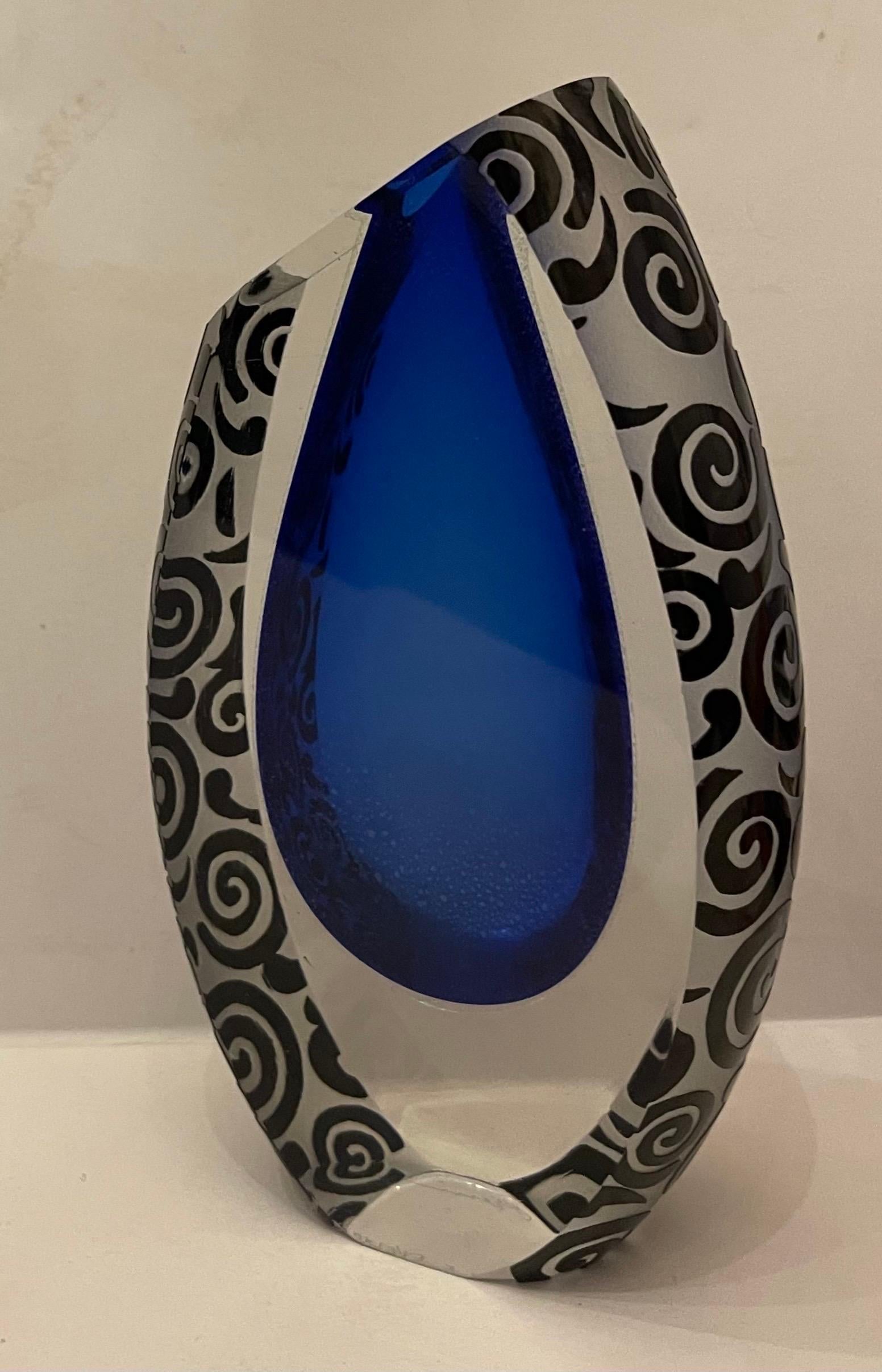Moderne Merveilleux vase en verre d'art Correia Art Glass bleu cobalt noir Tuxedo gravé Modernity en vente
