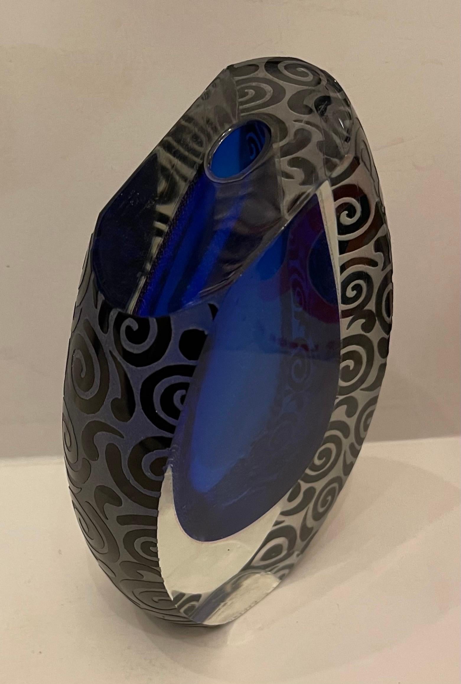 Buriné Merveilleux vase en verre d'art Correia Art Glass bleu cobalt noir Tuxedo gravé Modernity en vente