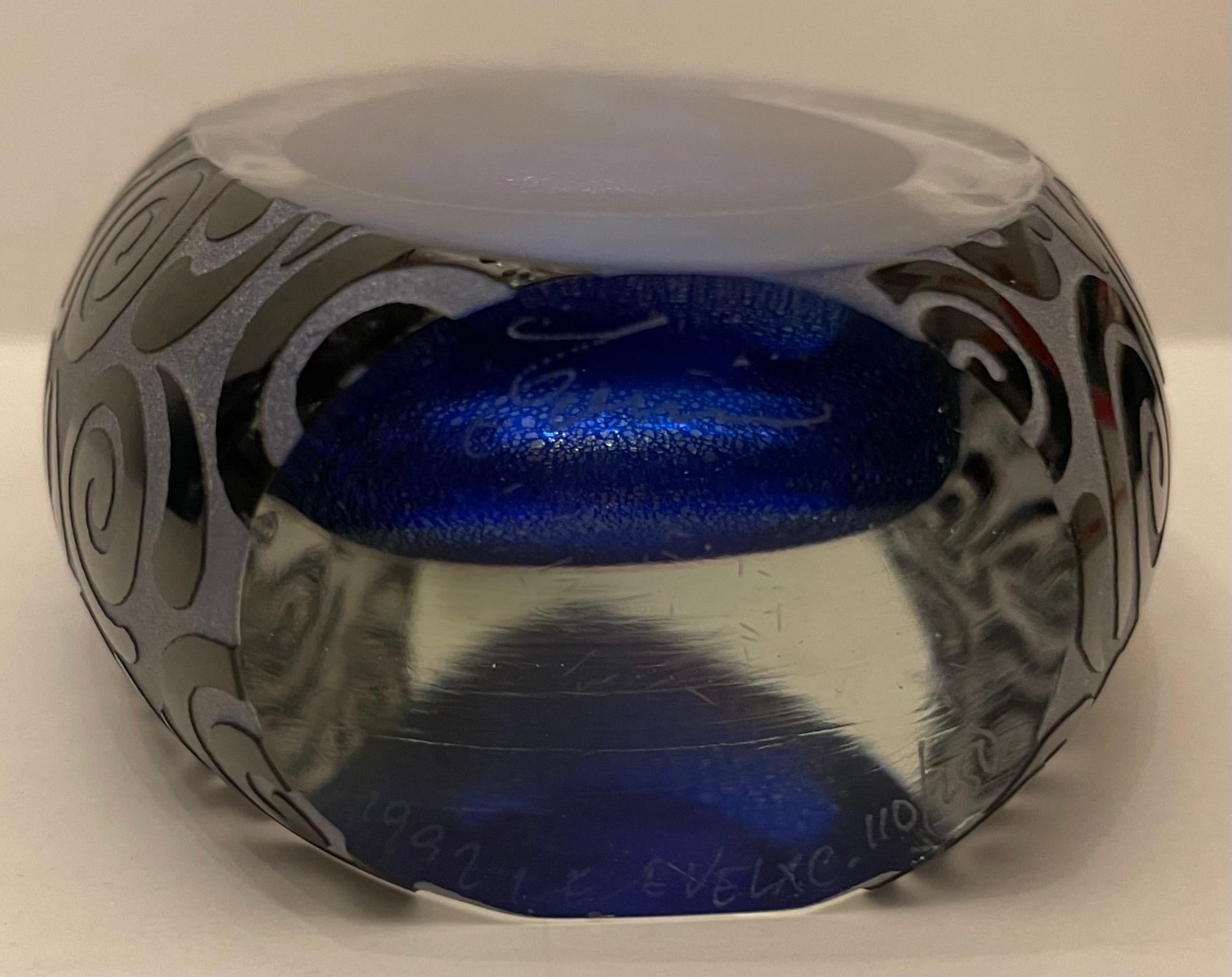 Merveilleux vase en verre d'art Correia Art Glass bleu cobalt noir Tuxedo gravé Modernity Bon état - En vente à Roslyn, NY
