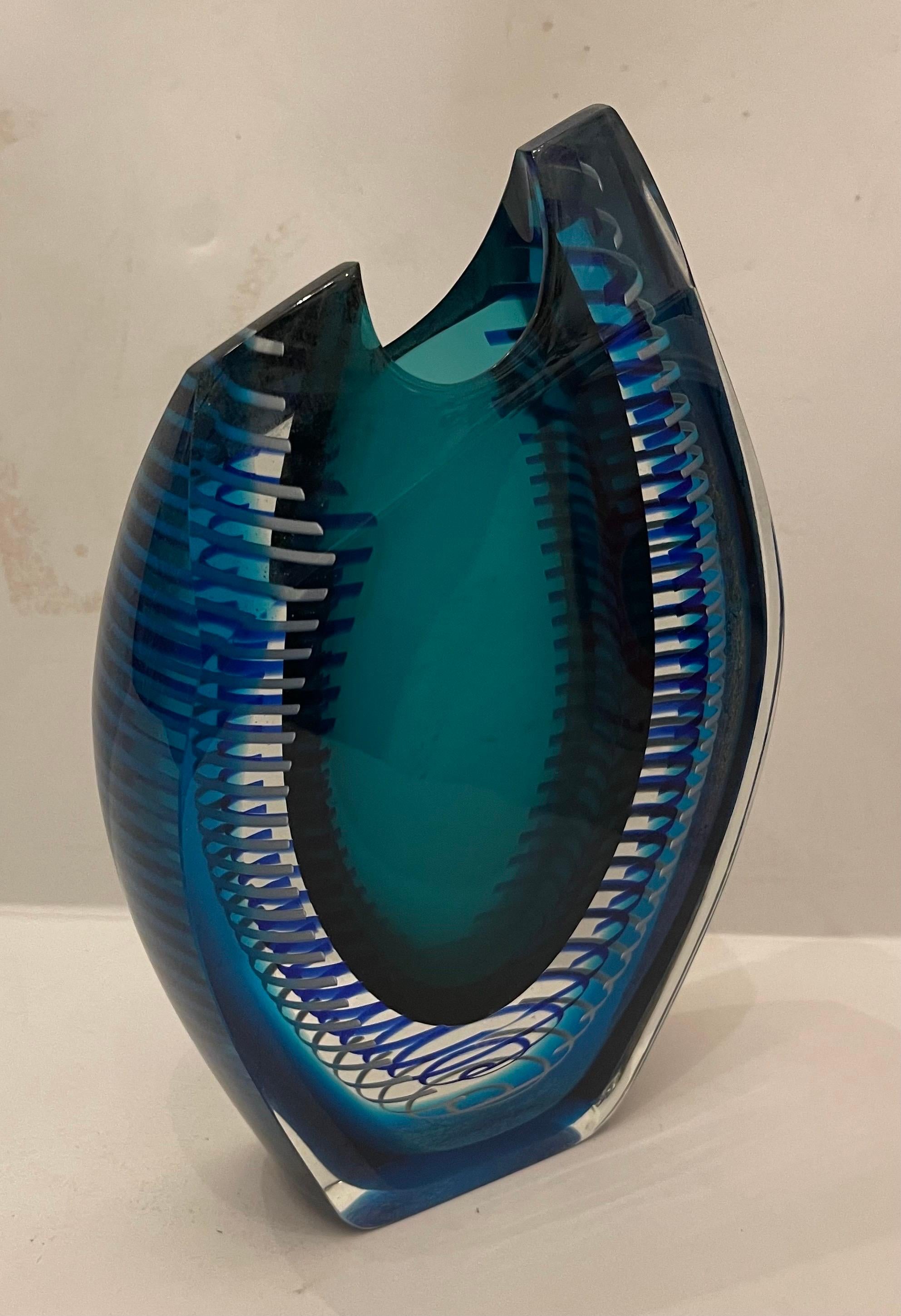 Un meraviglioso vaso moderno in vetro artistico di Correia Art Glass, blu cobalto, verde smeraldo, trasparente e inciso.