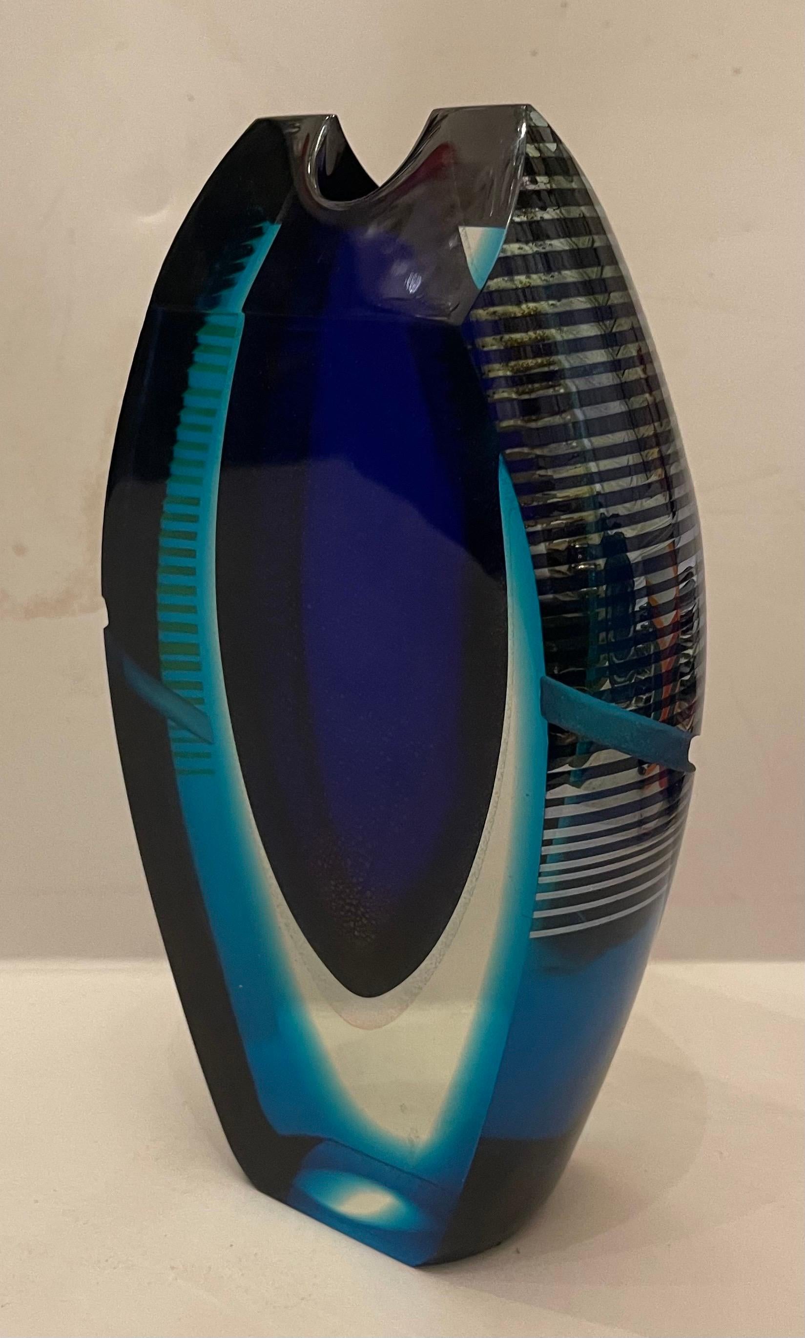 Un meraviglioso vaso moderno inciso di Correia Art Glass blu cobalto e verde smeraldo, con un piccolo morso di pulce sul fondo