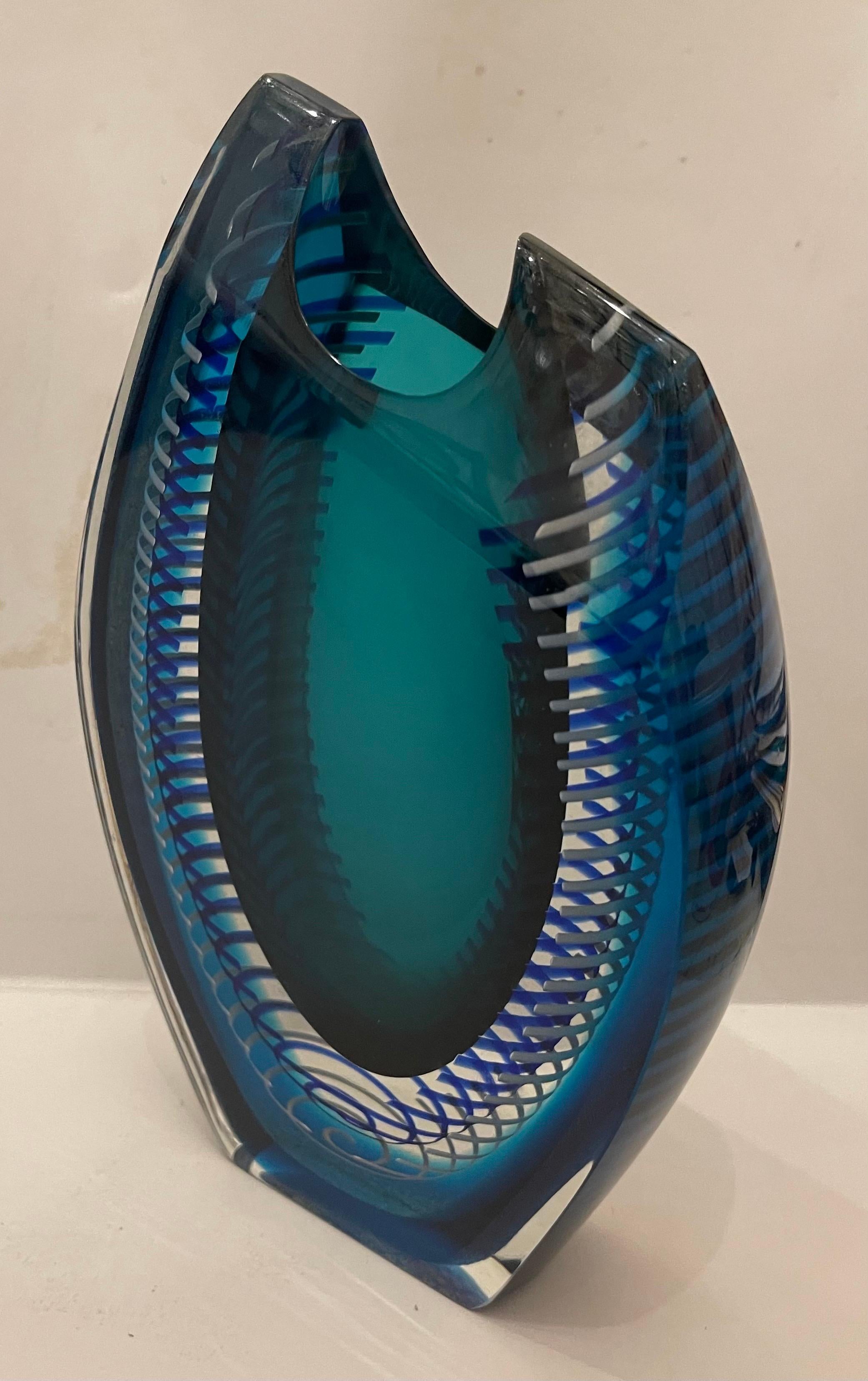 Moderno Meraviglioso vaso moderno in vetro artistico di Correia Art Glass, blu cobalto, verde smeraldo, trasparente e inciso. in vendita