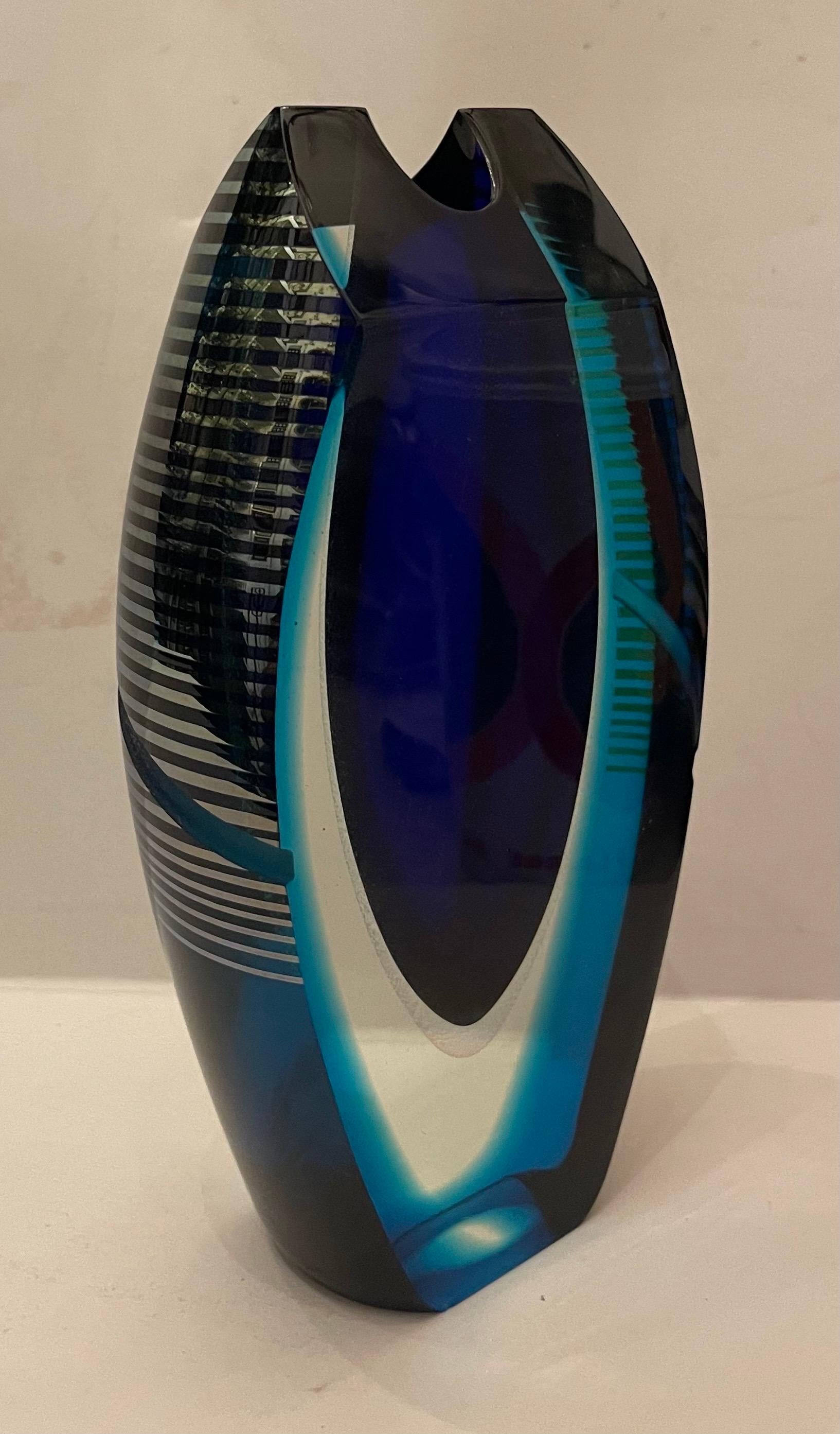 Moderno Meraviglioso vaso moderno in vetro artistico di Correia Art Glass, blu cobalto, verde smeraldo, trasparente e inciso. in vendita