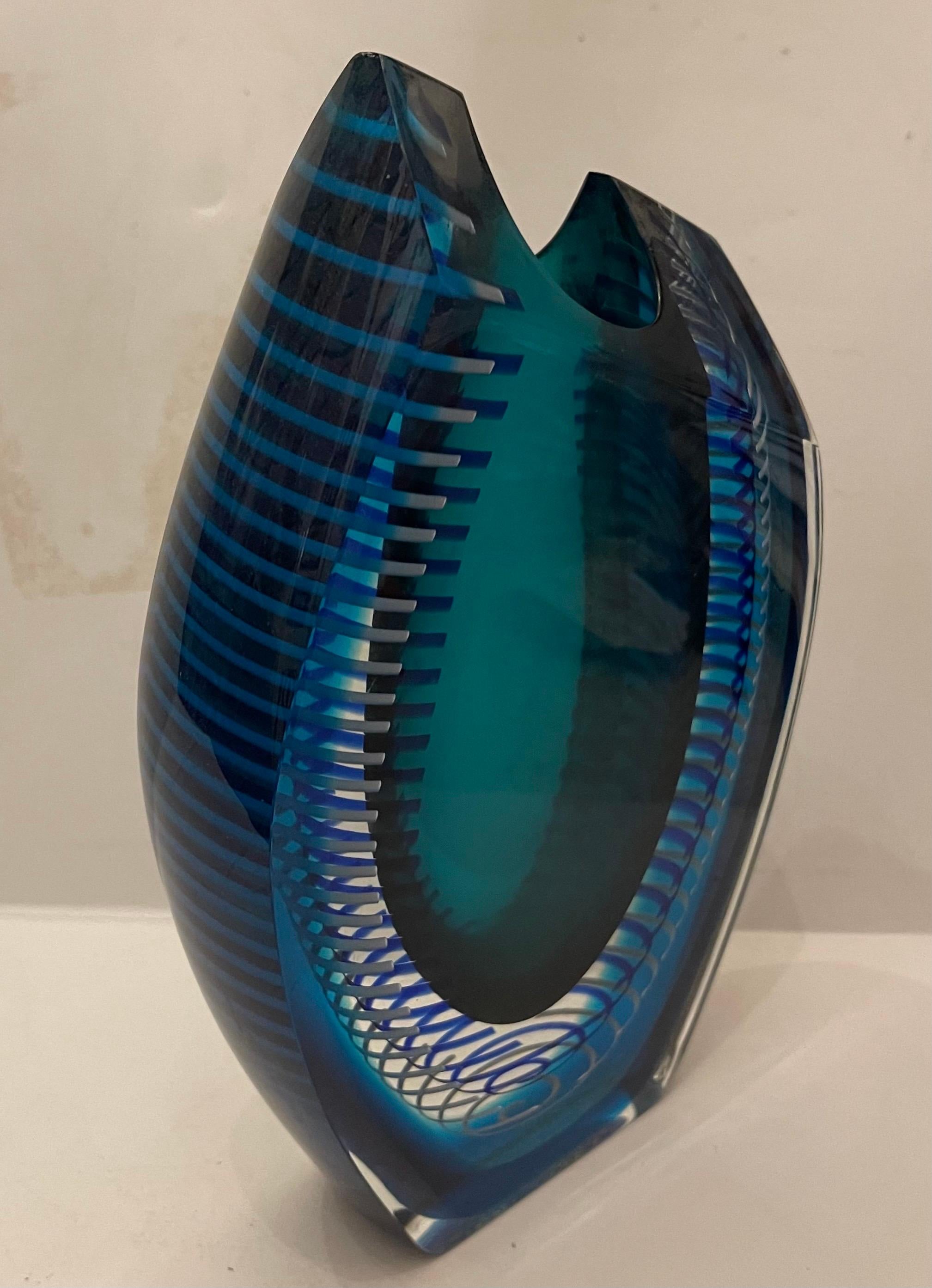 Meraviglioso vaso moderno in vetro artistico di Correia Art Glass, blu cobalto, verde smeraldo, trasparente e inciso. In condizioni buone in vendita a Roslyn, NY