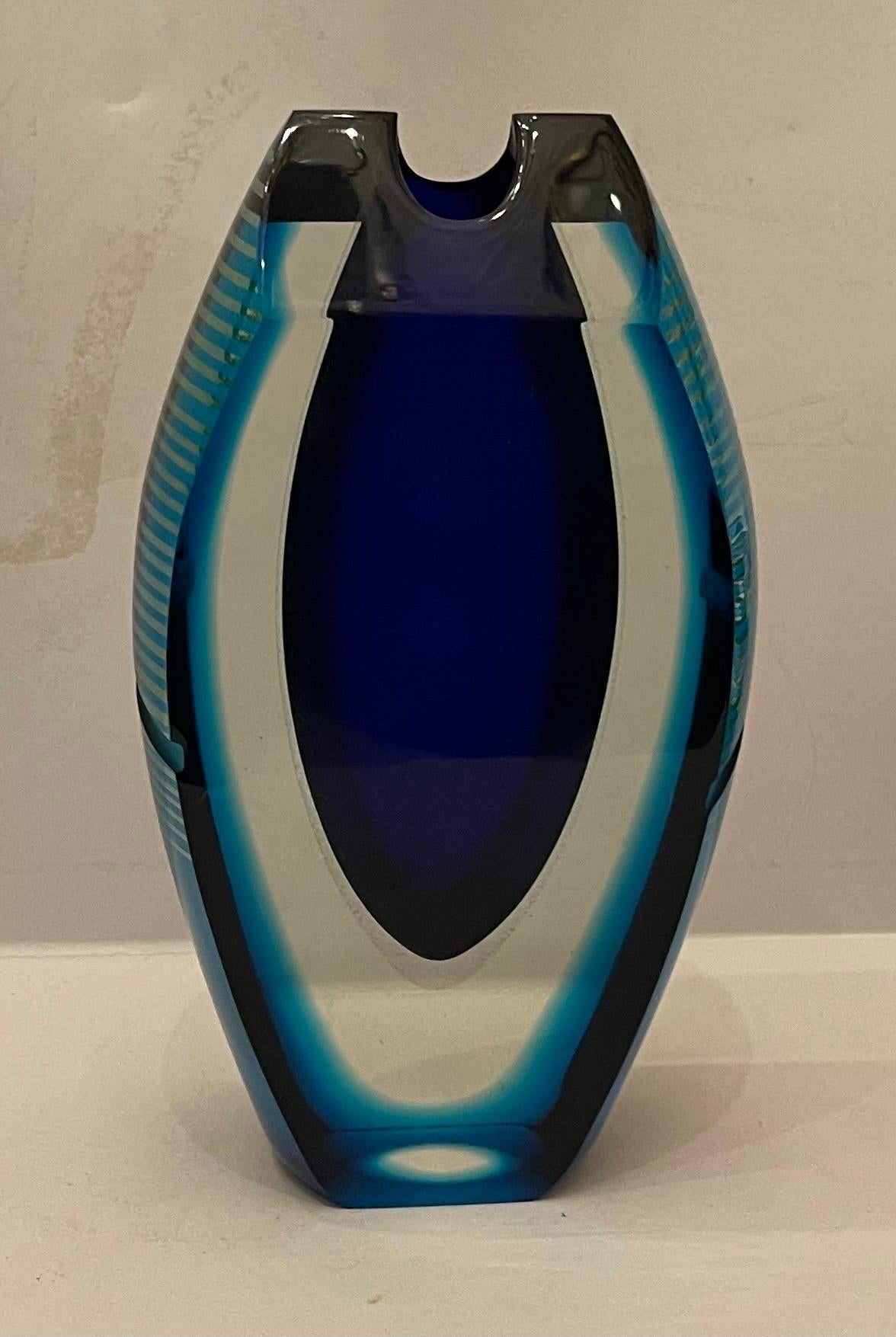 Meraviglioso vaso moderno in vetro artistico di Correia Art Glass, blu cobalto, verde smeraldo, trasparente e inciso. In condizioni buone in vendita a Roslyn, NY