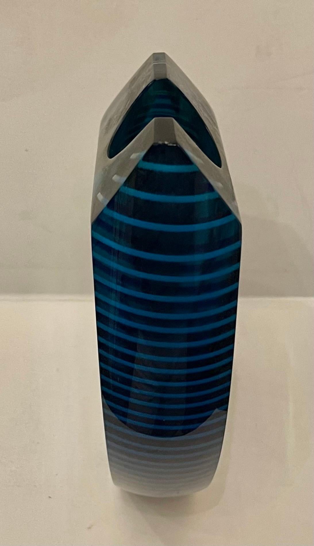 XX secolo Meraviglioso vaso moderno in vetro artistico di Correia Art Glass, blu cobalto, verde smeraldo, trasparente e inciso. in vendita