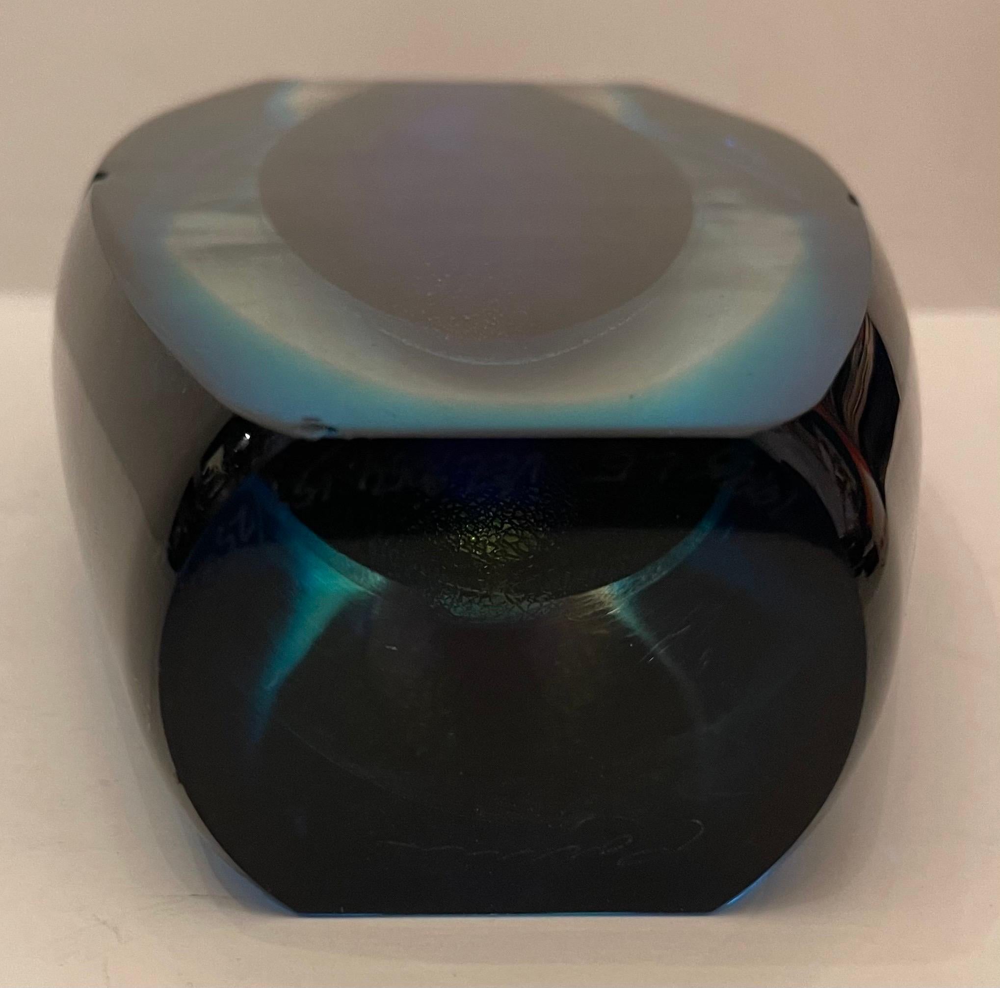 Vetro artistico Meraviglioso vaso moderno in vetro artistico di Correia Art Glass, blu cobalto, verde smeraldo, trasparente e inciso. in vendita