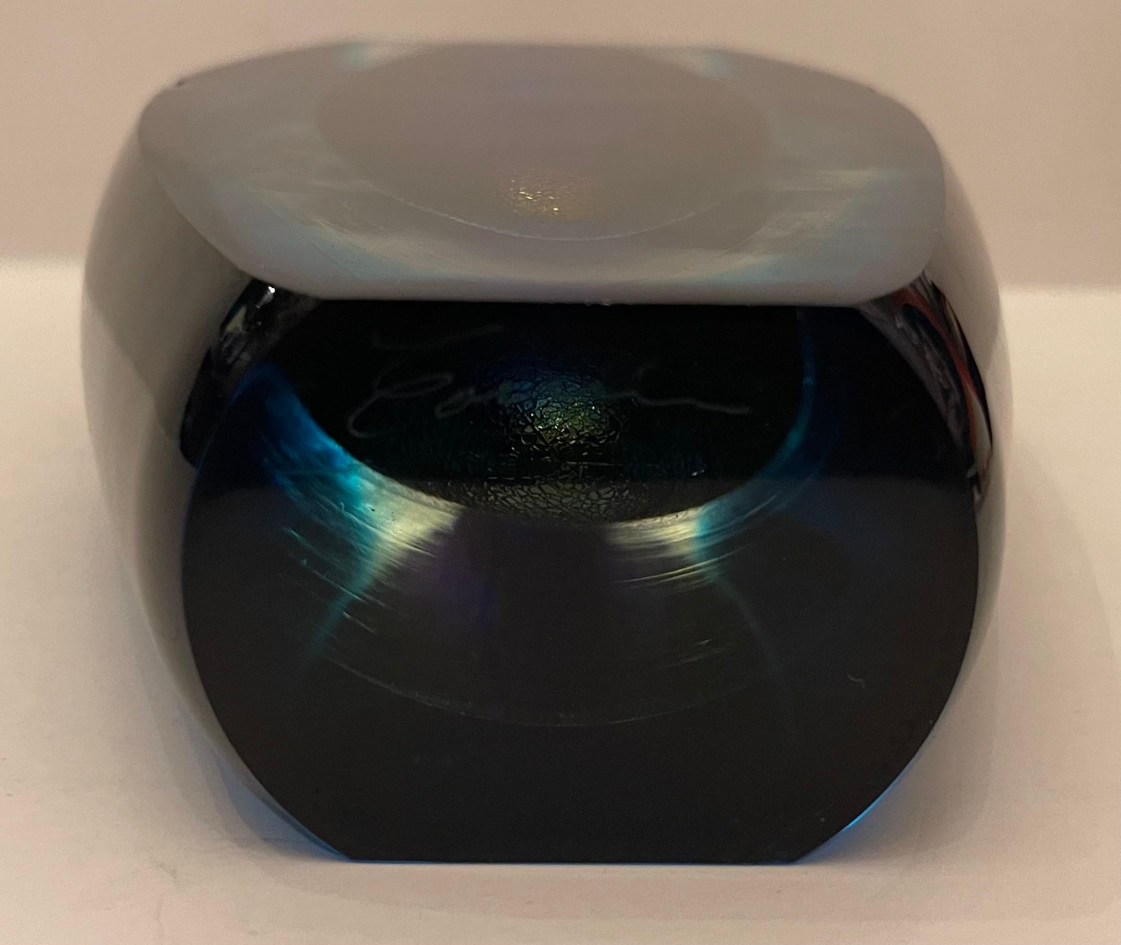 Meraviglioso vaso moderno in vetro artistico di Correia Art Glass, blu cobalto, verde smeraldo, trasparente e inciso. in vendita 1