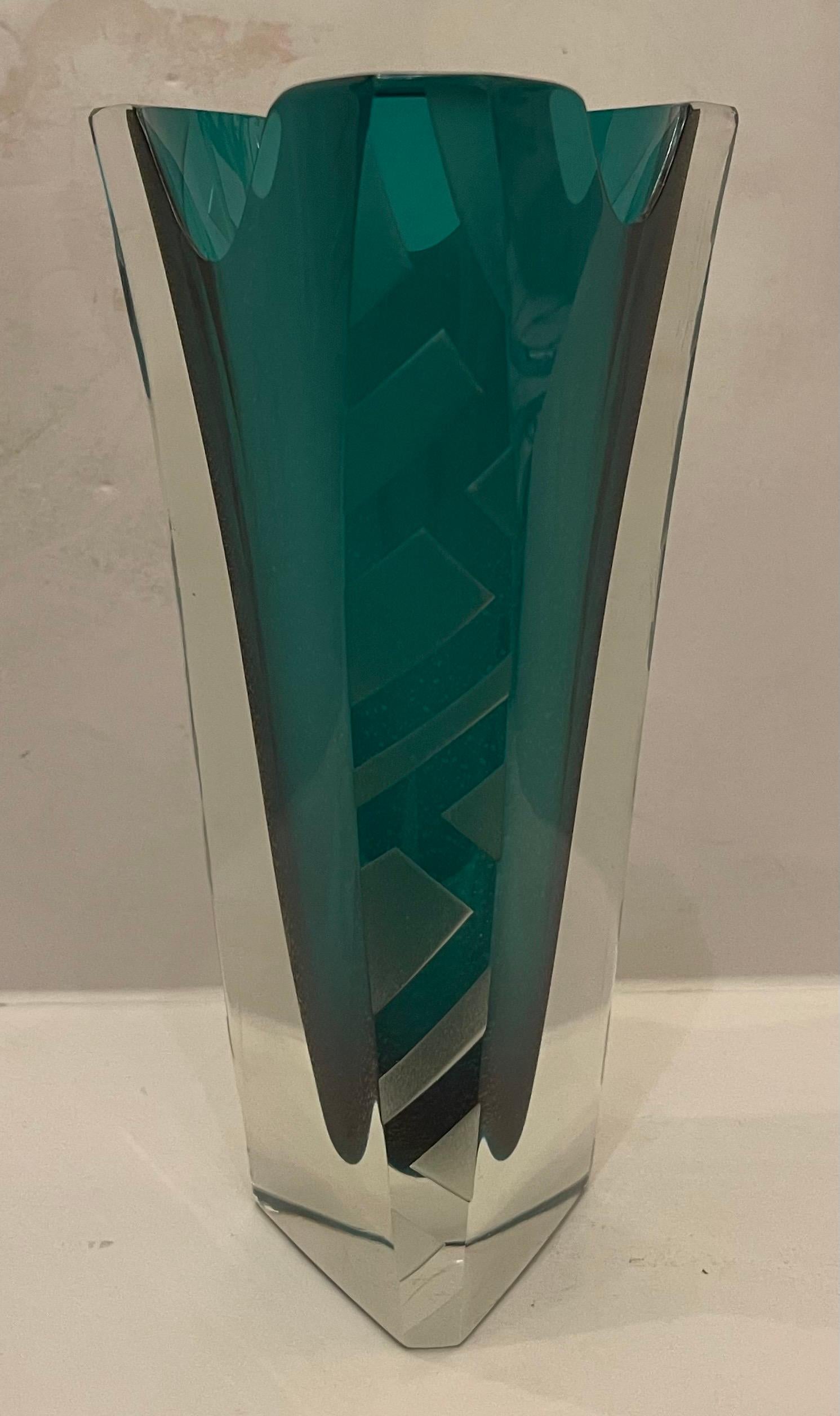 Un meraviglioso vaso moderno in vetro artistico di Correia Art Green, verde smeraldo e trasparente, con incisioni d'élite