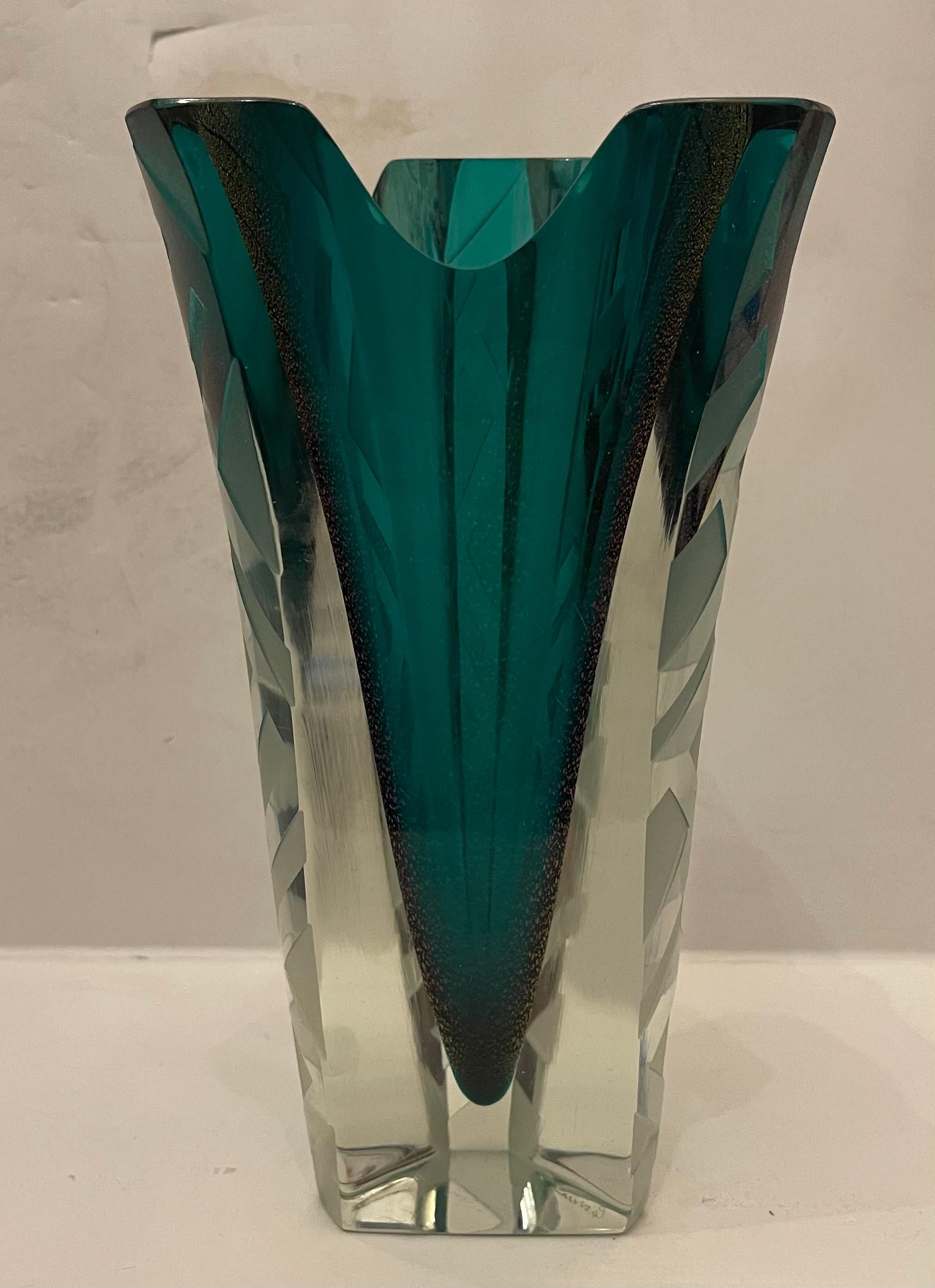 Moderno Meraviglioso vaso moderno in vetro artistico Correia Art Glass Emerald Green Clear Elite Etched in vendita