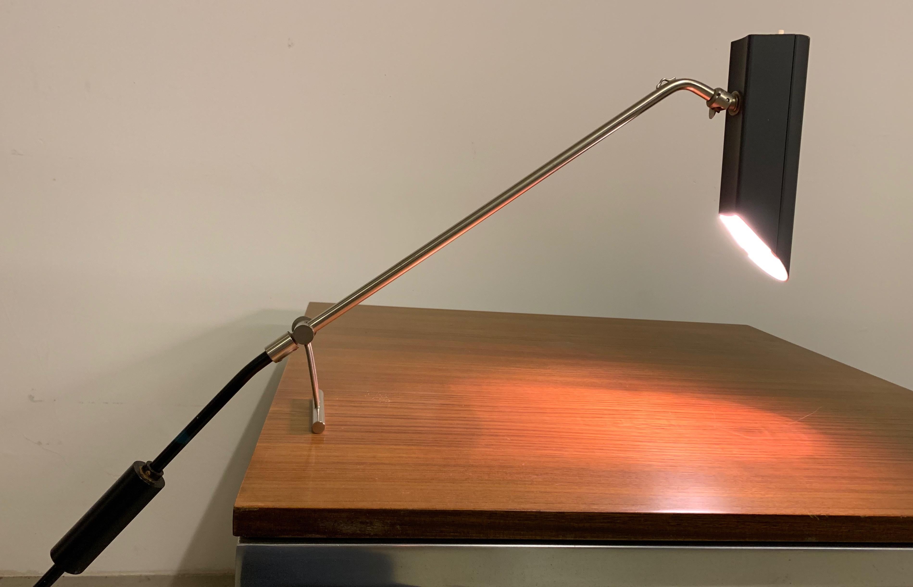 Métal Merveilleuse lampe de bureau à contrepoids de Bent Karlby en vente